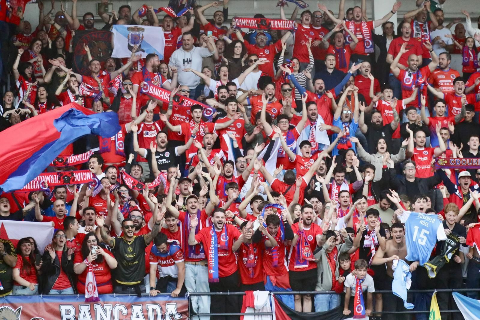 Emoción y alegría en una tarde histórica para la afición de la UD Ourense.