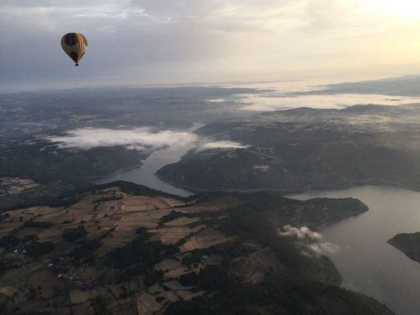 Durante la ascensión se puede apreciar el recorrido del río Sil entre las montañas, además de las diversas zonas de viñedo.