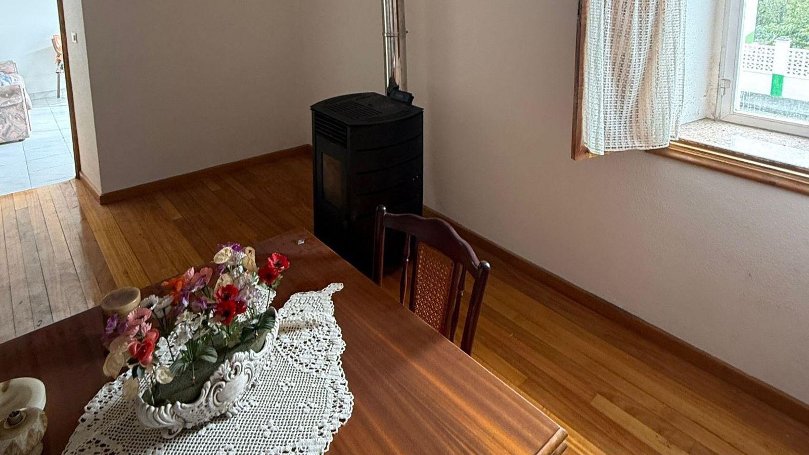 Salón del piso en alquiler social, con la nueva estufa de pellets.