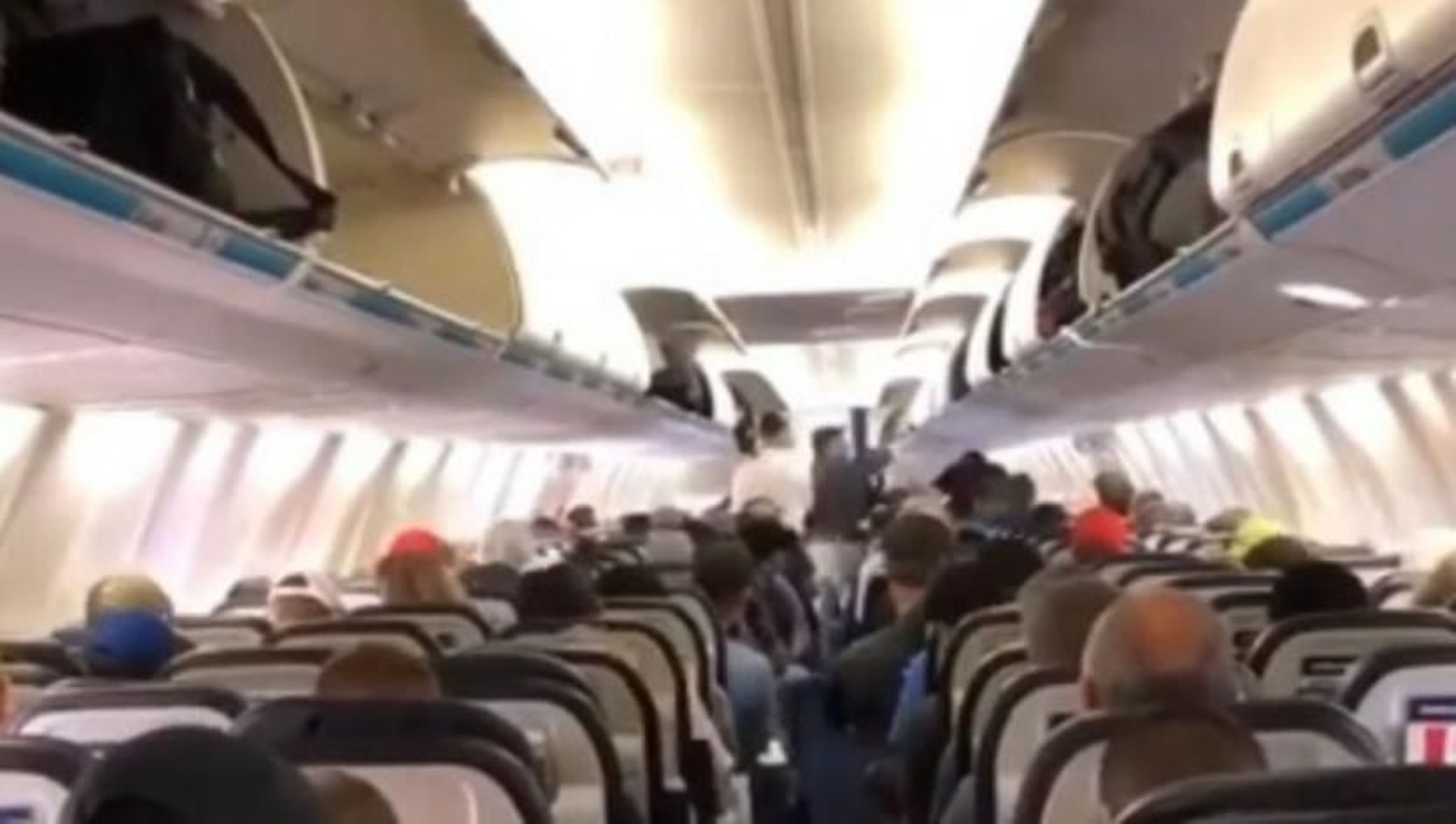 Un instante del vídeo que muestra la forma correcta de bajar de un avión.