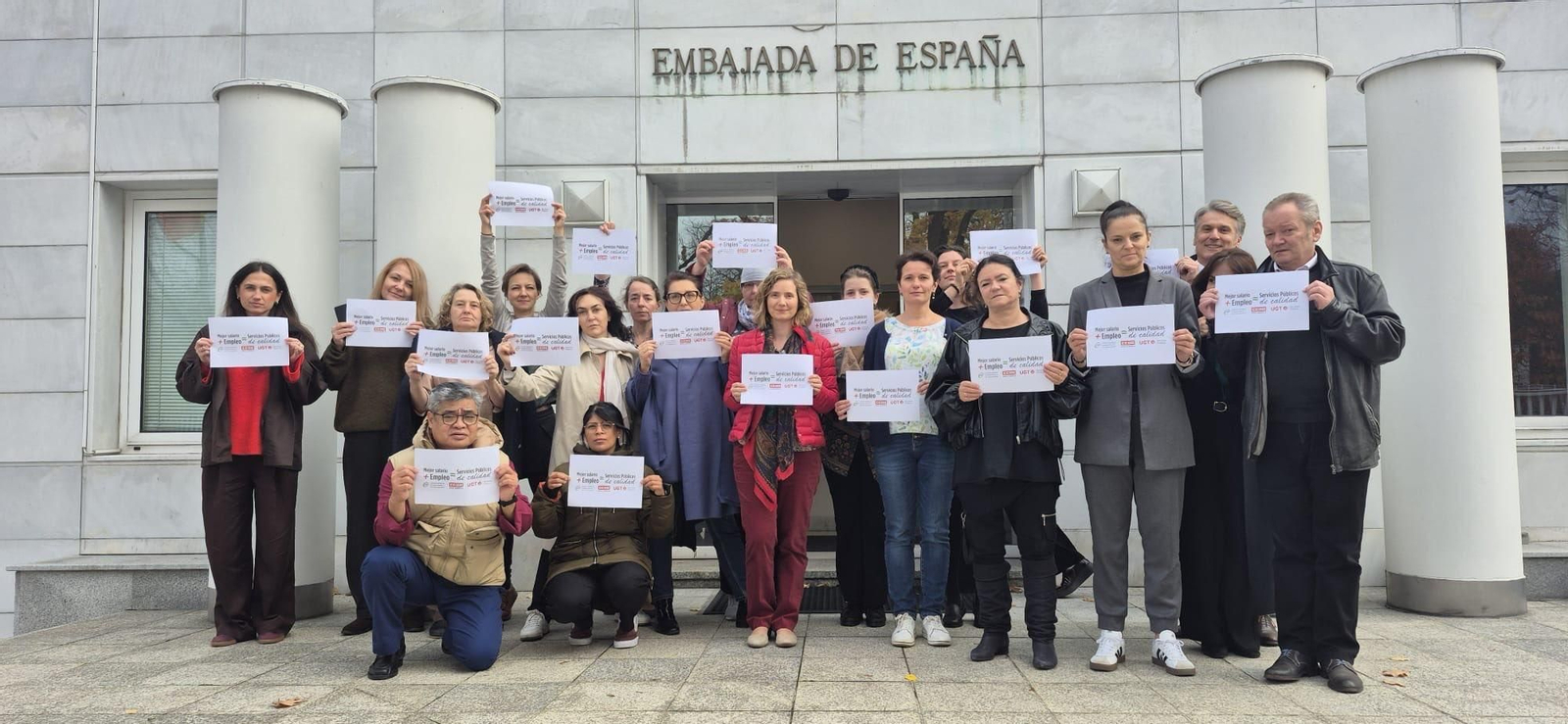 Trabajadores de servicio exterior manifestándose el pasado 30 de octubre en las embjadas y consulados para mejorar condiciones salariales