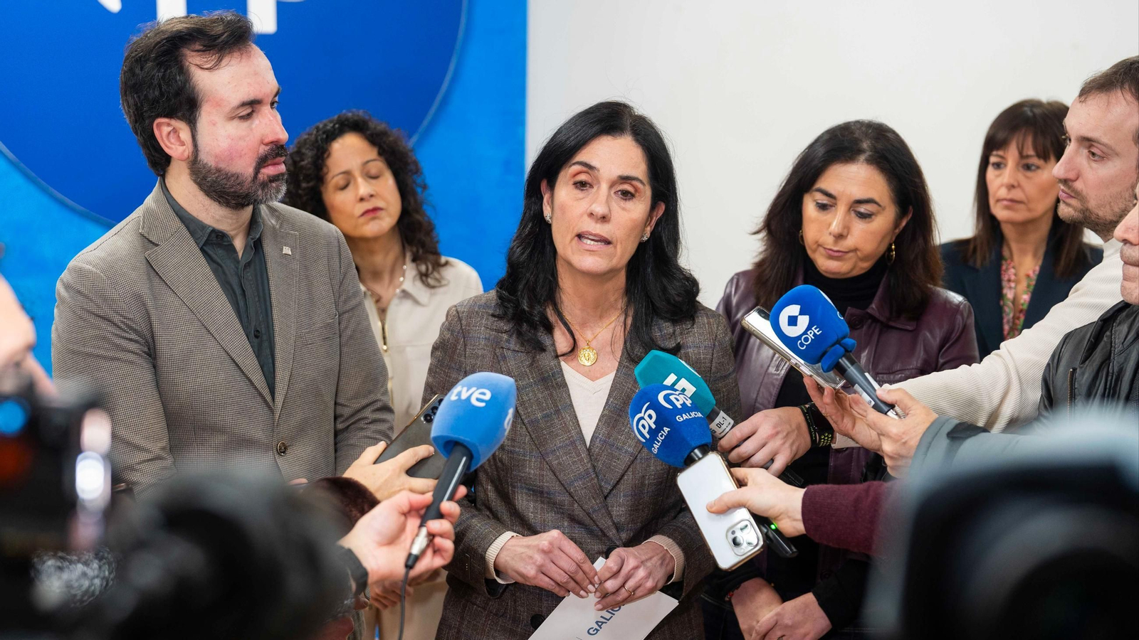 La secretaria xeral del PPdeG, Paula Prado, junto a la presidenta provincial del PP de Lugo, Elena Candia, comparece ante los medios