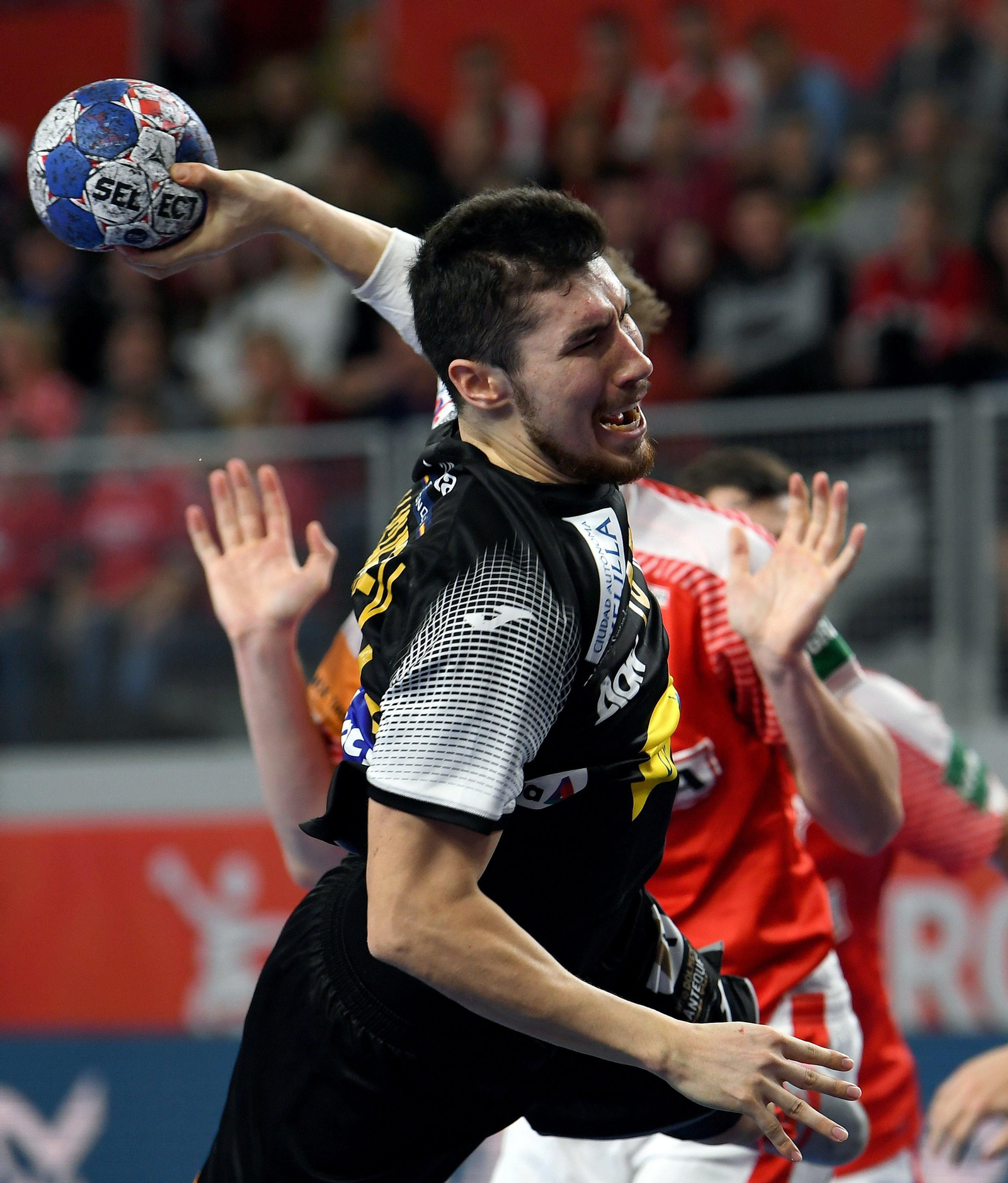 Alex Dujshebaev, que anotó seis goles, lanza a portería.