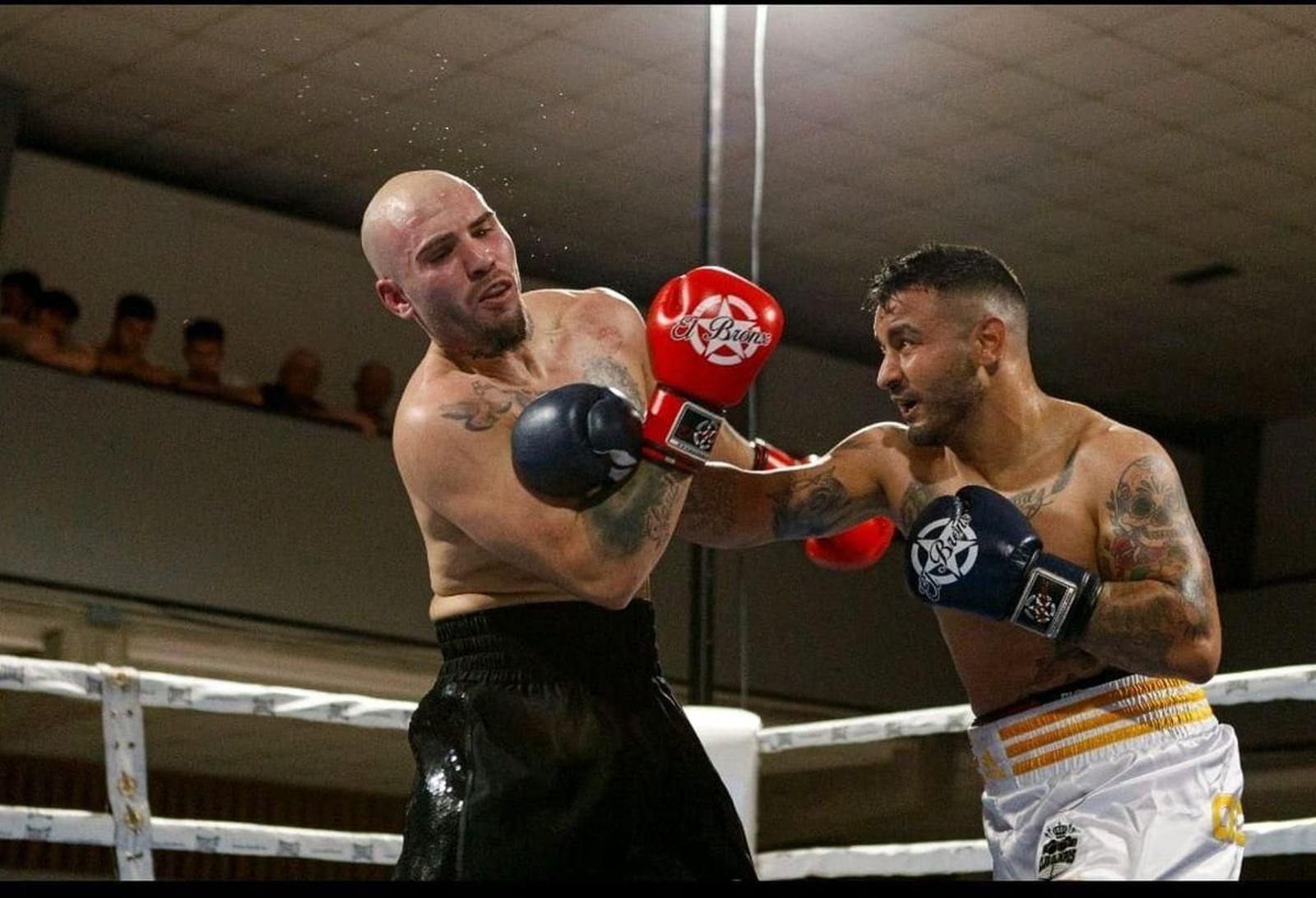 En pleno combate de boxeo.