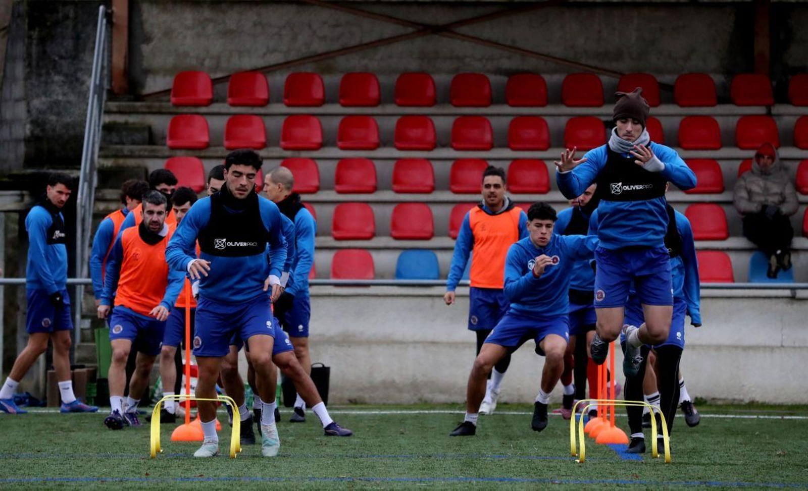 Los jugadores de la UD Ourense se ejercitan en el campo sintético de Albán (Coles).