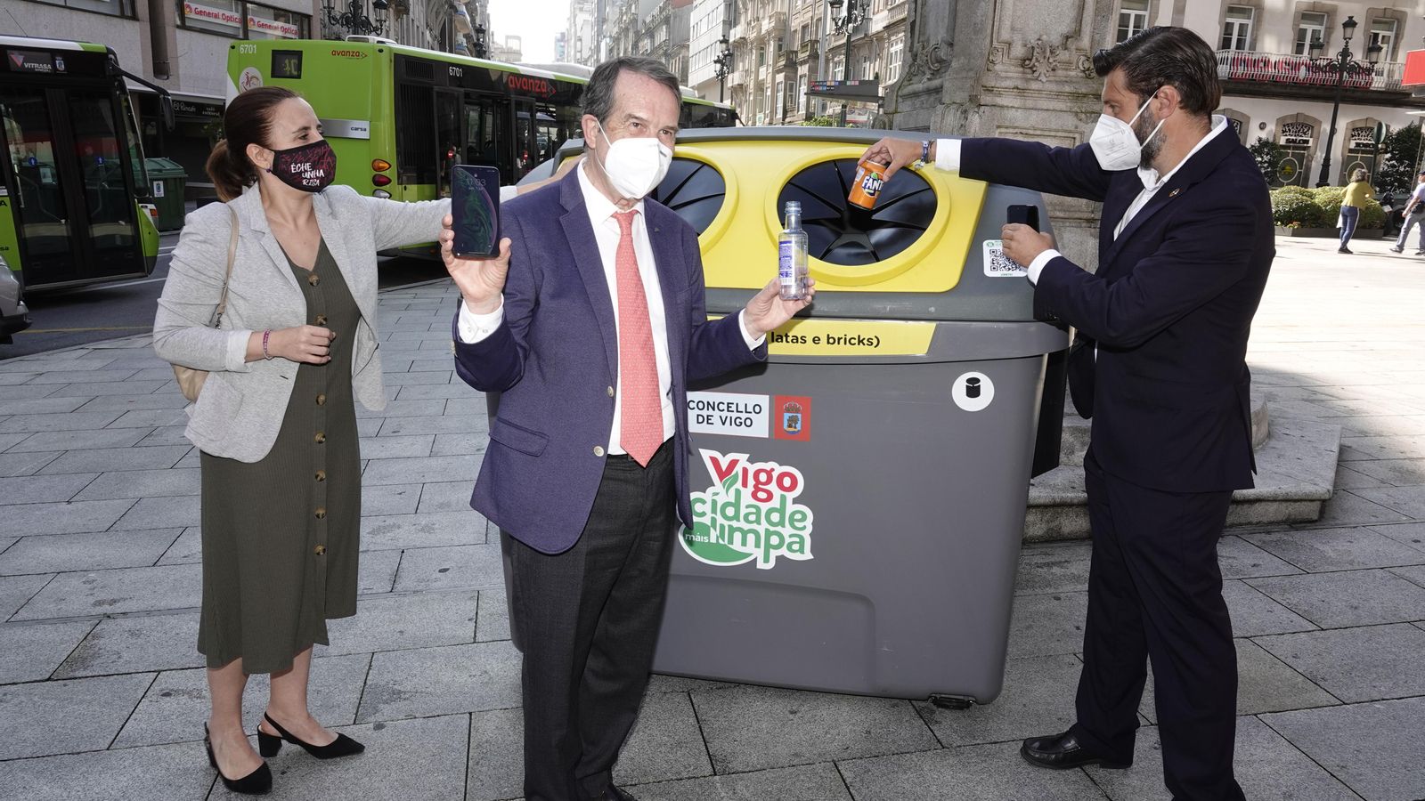 Abel Caballero presenta la modalidad de reciclaje por puntos en colaboración con Ecoembes. // Vicente Alonso