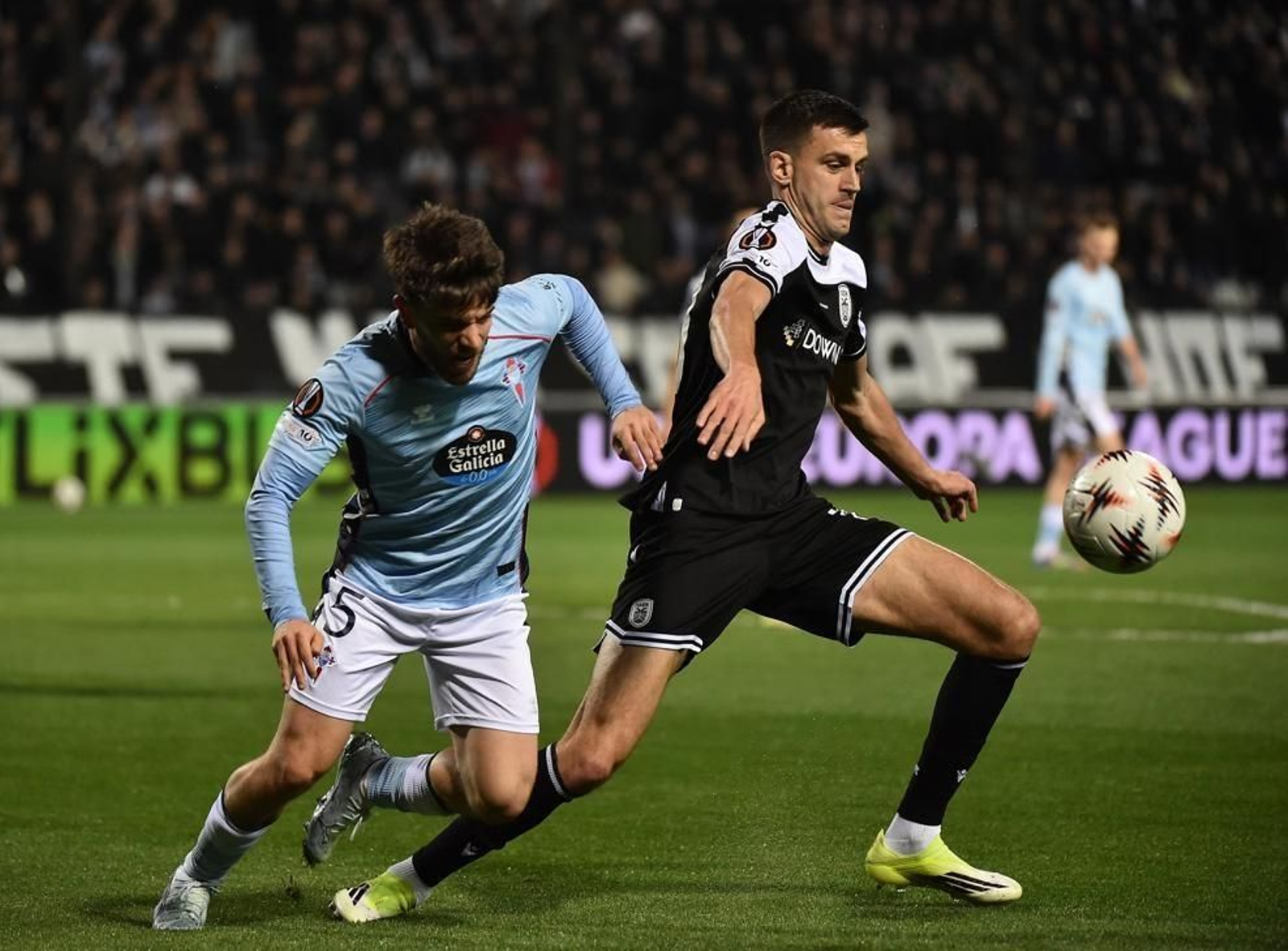 Sergio Carreira se pelea con el local Jeremejeff, autor del gol heleno.