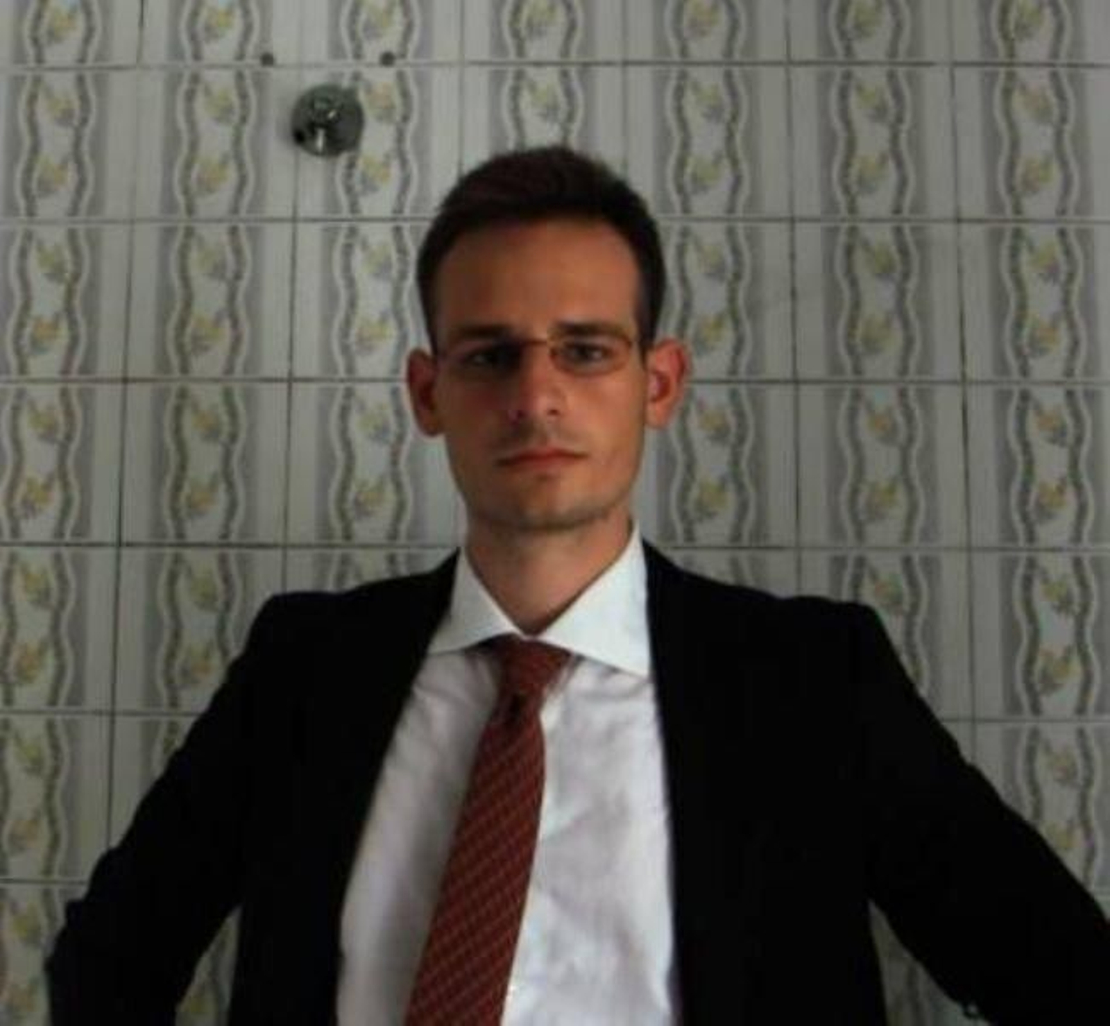 Harry (Chema Montero) reflexiona sobre su vida ante el espejo.