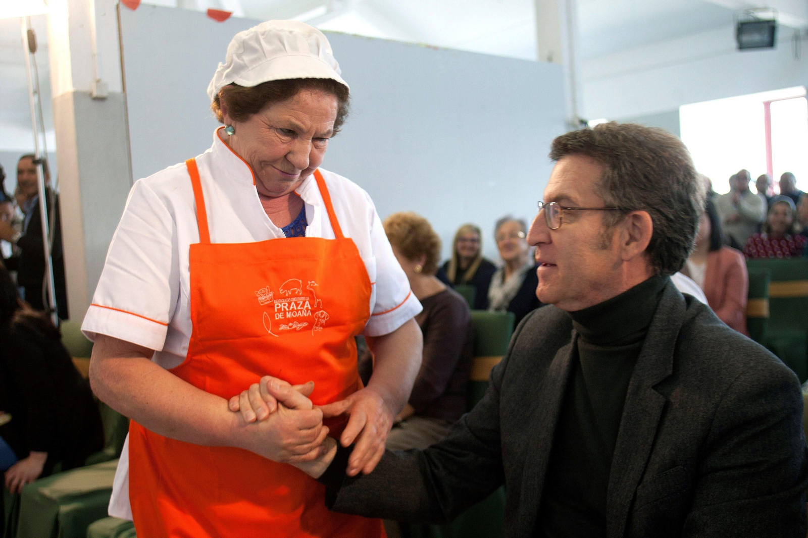 Feijóo conversa con la presidenta de los trabajadores de la plaza de abastos de Moaña.