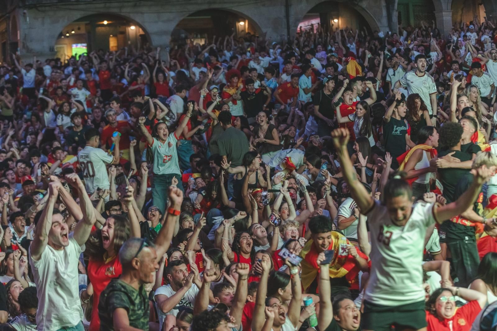 Galería | La ilusión por España en la semifinal tiñe de rojo la provincia de Ourense, en fotos