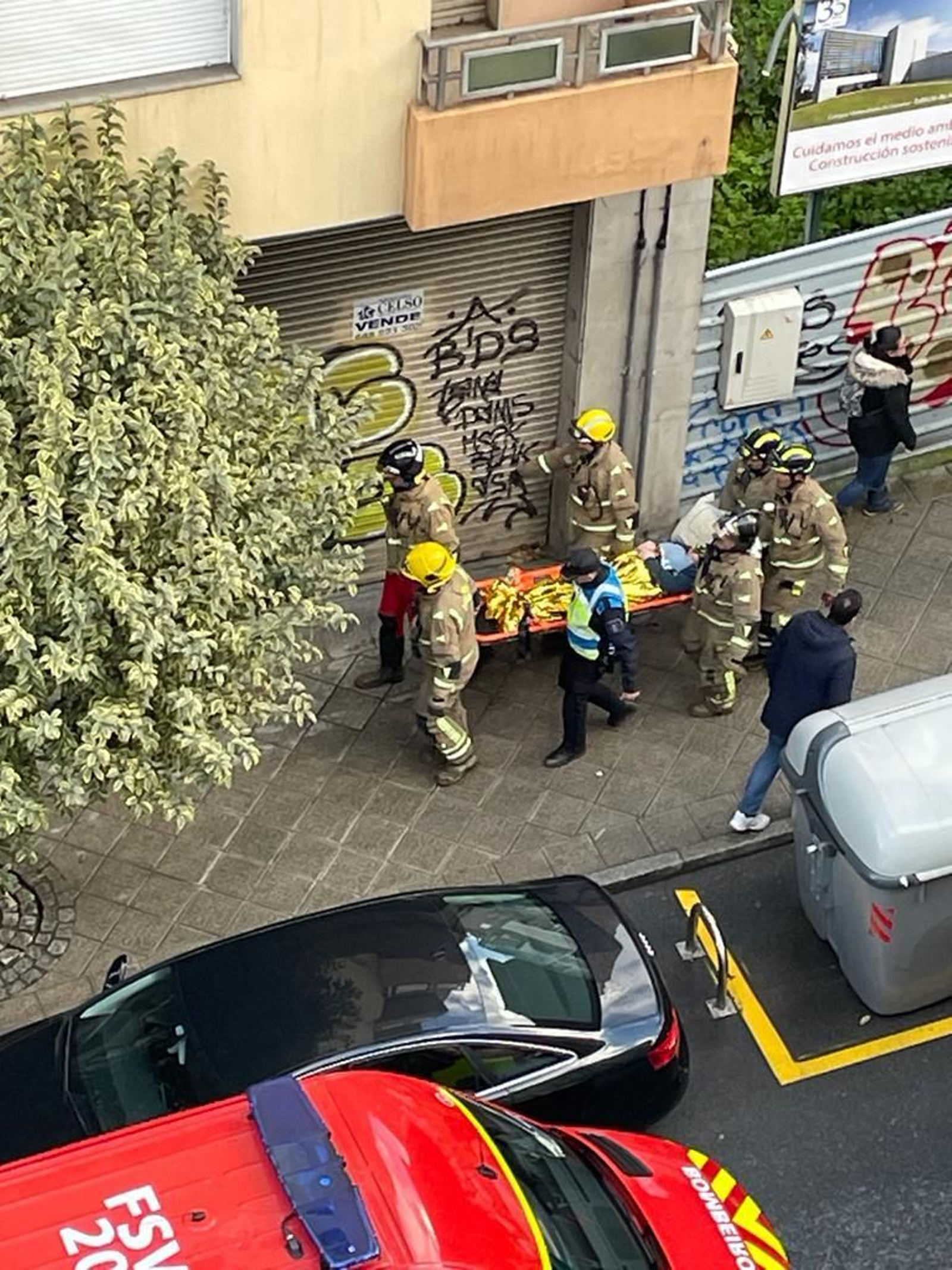 Mujer rescatada que había quedado encerrada en su casa