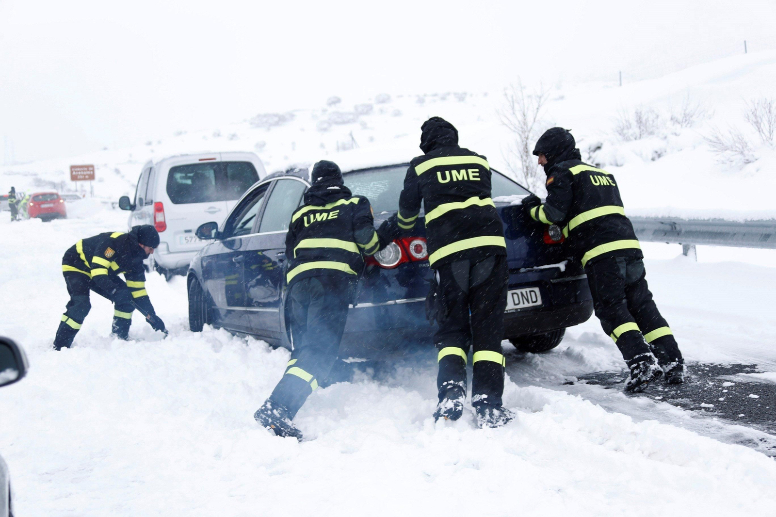Miembros de la UME, ayudando a un automovilista atrapado en la AP-6.