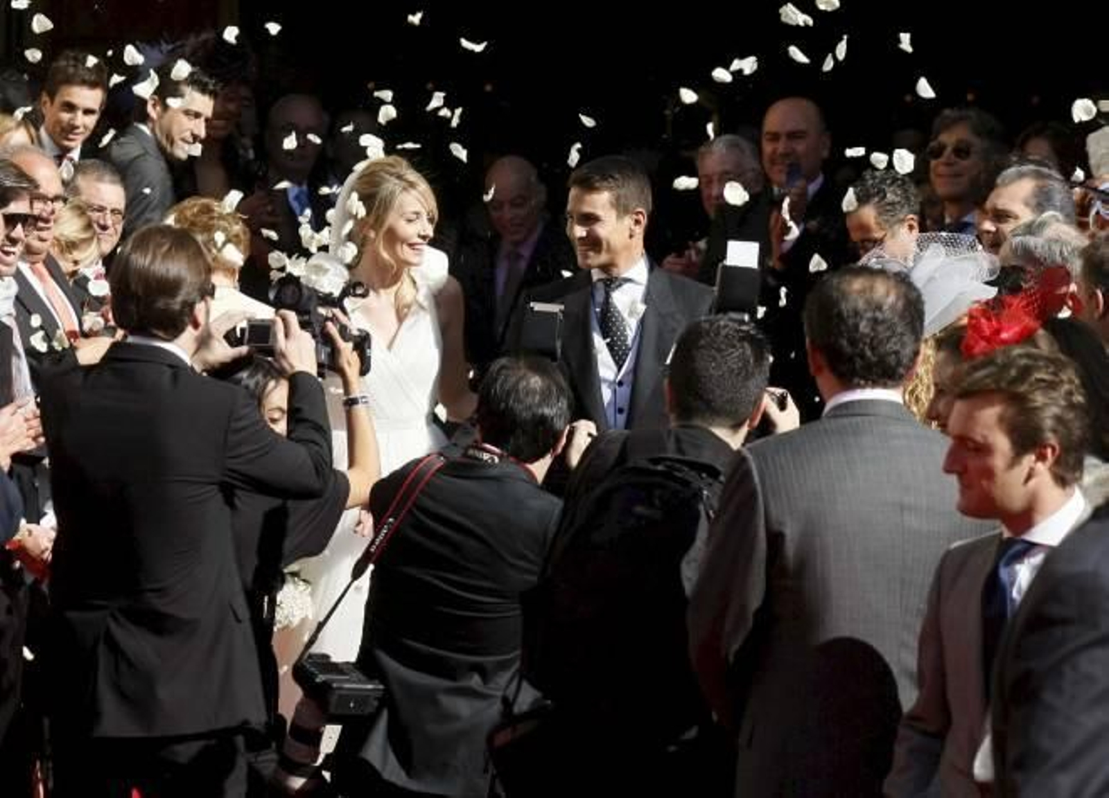 El diestro José María Manzanares y la joven Rocío Escalona son recibidos por los medios y los asistentes a su enlace a la salida de su ceremonia de boda