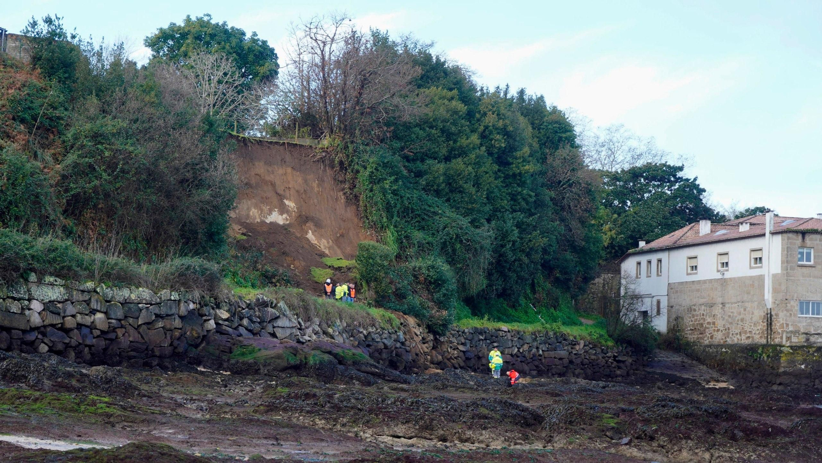 Dispositivo desplegado en la zona del derrumbe entre Bouzas y Alcabre.