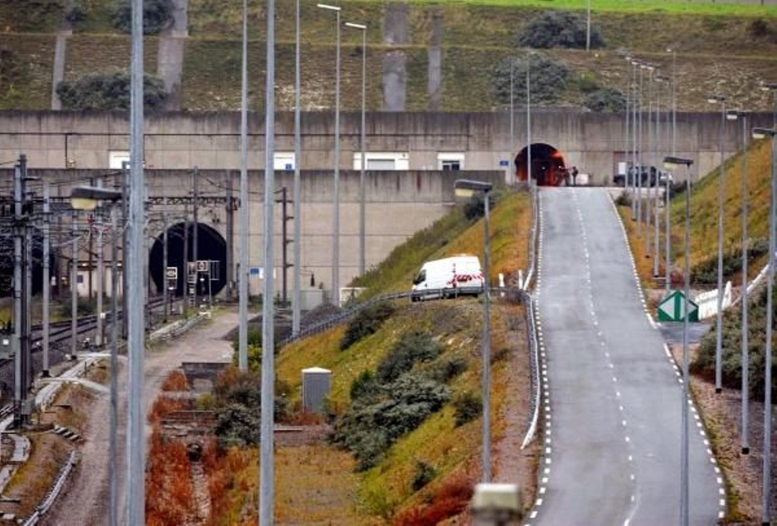 Final del Eurotunel del lado francés cerca de Calais donde se produjo el incendio. (Foto: efe)