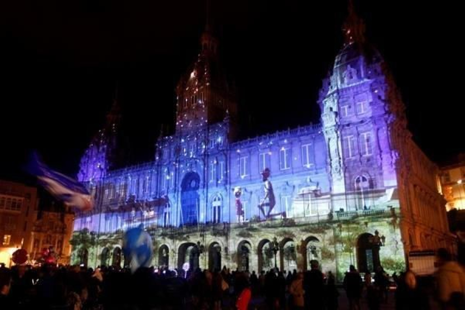 El encendido del alumbrado navideño comienza con la proyección de un vídeo sobre la fachada del Ayuntamiento de A Coruña, este viernes en la ciudad gallega. EFE/Kiko Delgado