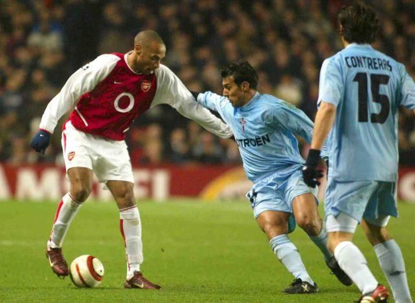 Henry protege el balón ante los célticos Gustavo López y Contreras. // jv landín
