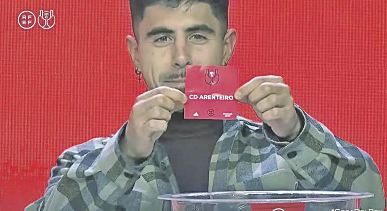 Joseca extrae la bola del Arenteiro durante el sorteo de la Copa del Rey.