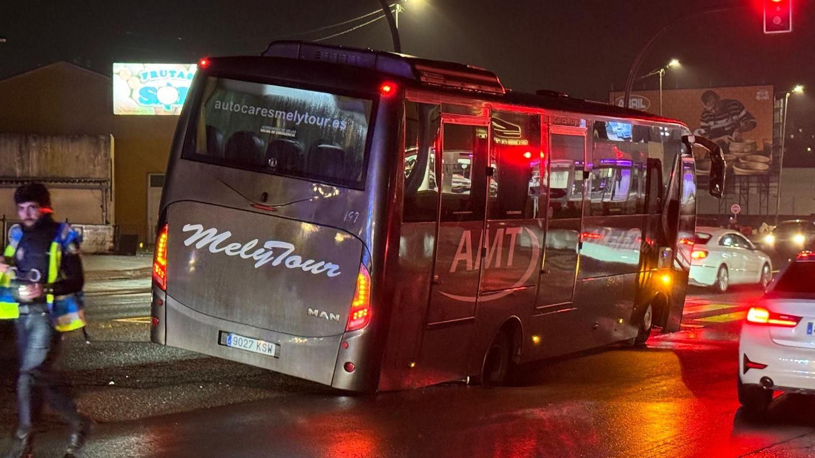 El autobús, “atrapado” en la avenida de Madrid.
