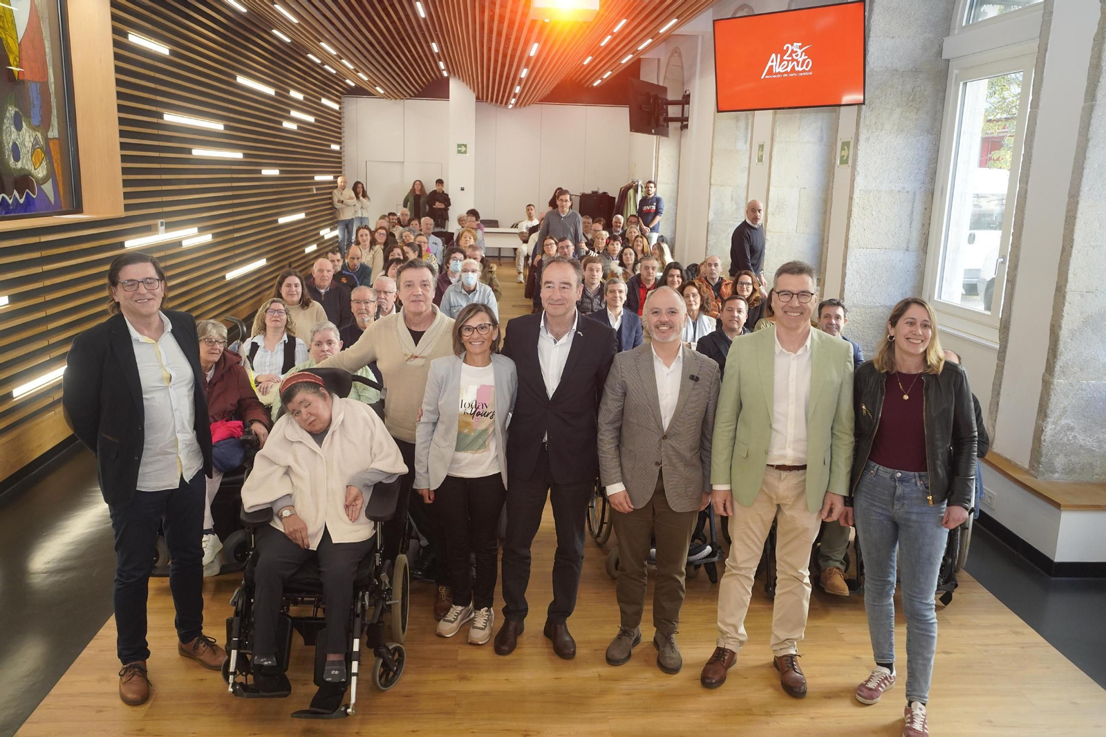 David Regades, con profesionales y usuarios de Alento, y con el jefe de Neurología del Cunqueiro.
