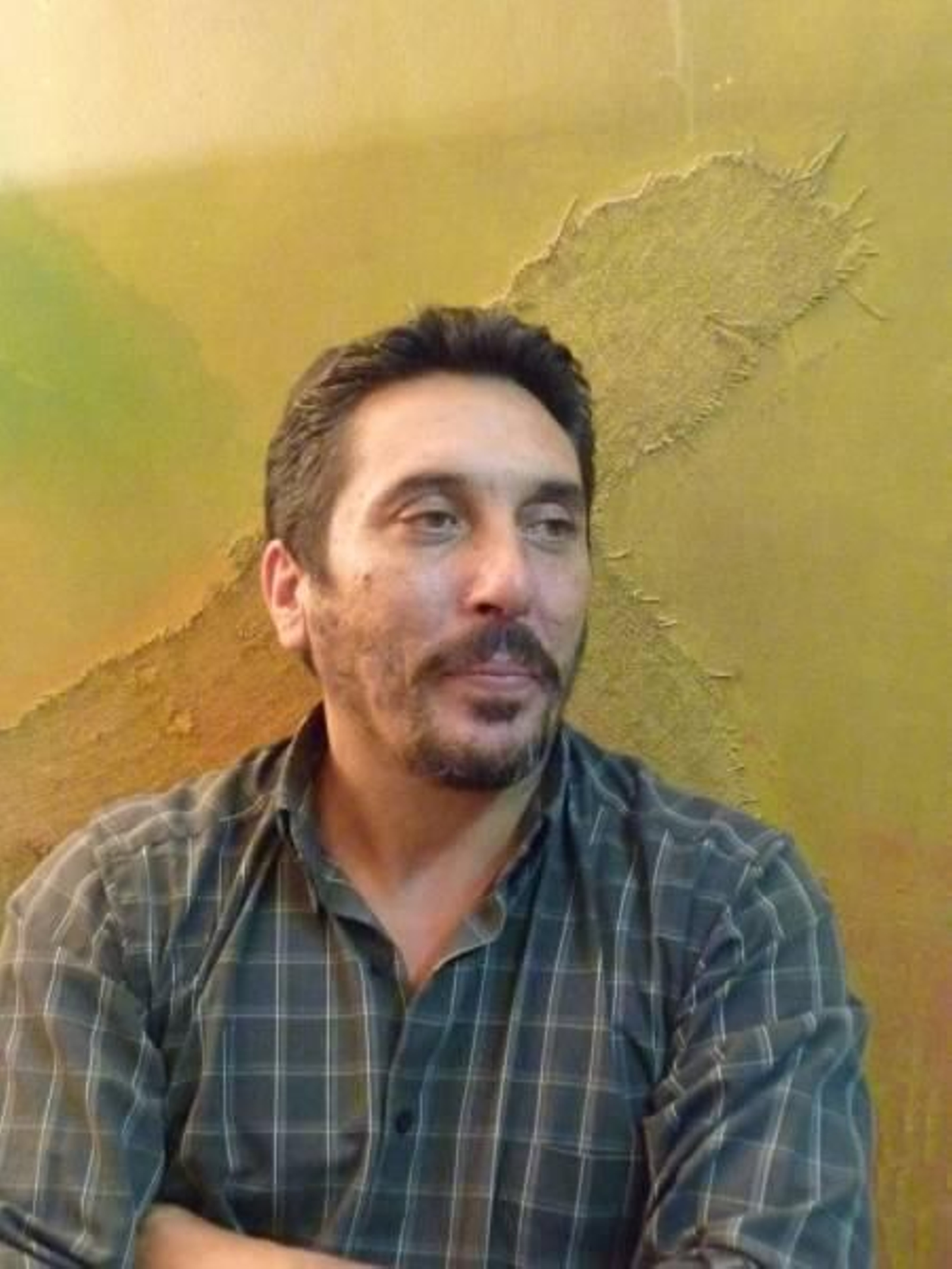 Xulio Lago, ante una de sus obras expuestas en Vigo.
