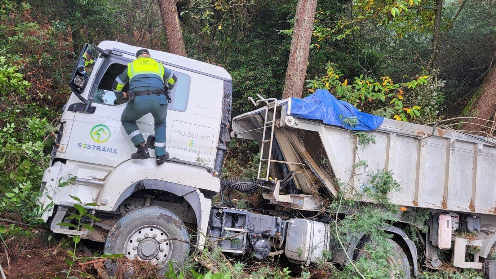 La Guardia Civil inspeccionando el interior del camión.