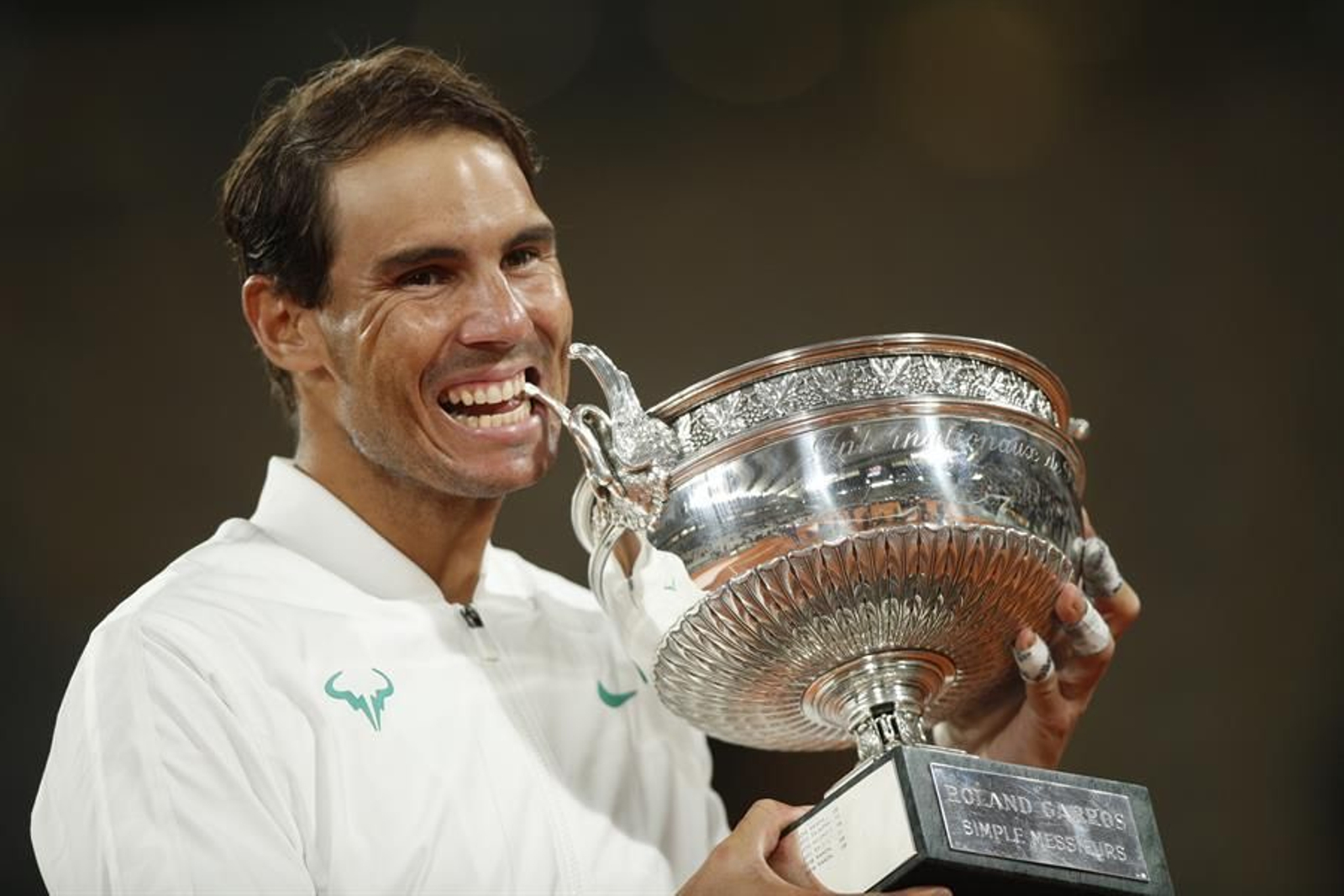 Nadal volvió a morder el trofeo de Roland Garros (EFE).