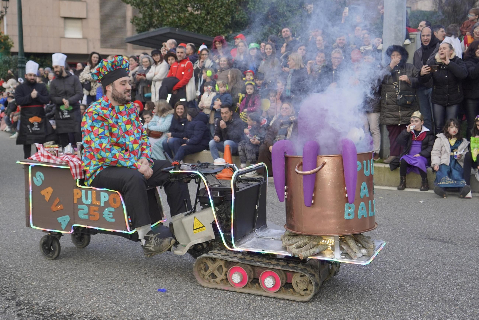 Galería | El desfile de comparsas del Entroido 2026 ilumina las calles de Vigo