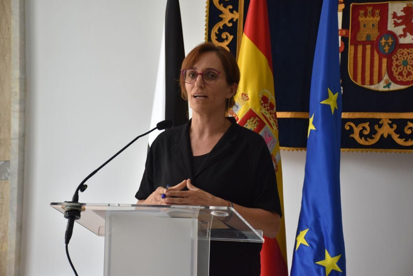La ministra de Sanidad, Mónica García, ofrece declaraciones a los medios tras su reunión con el presidente de Ceuta.