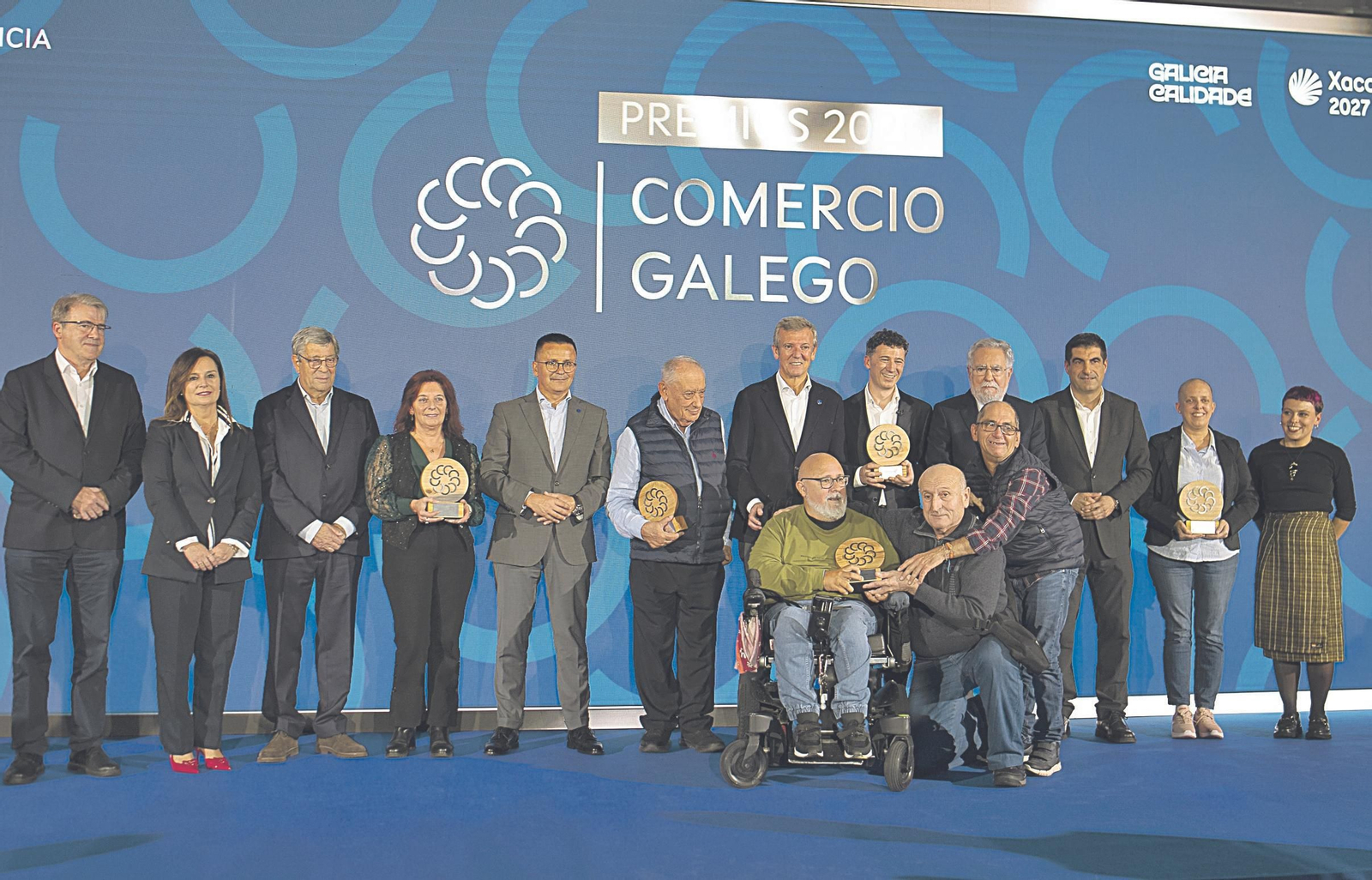 Foto de familia de los premiados en la gala del comercio gallego.
