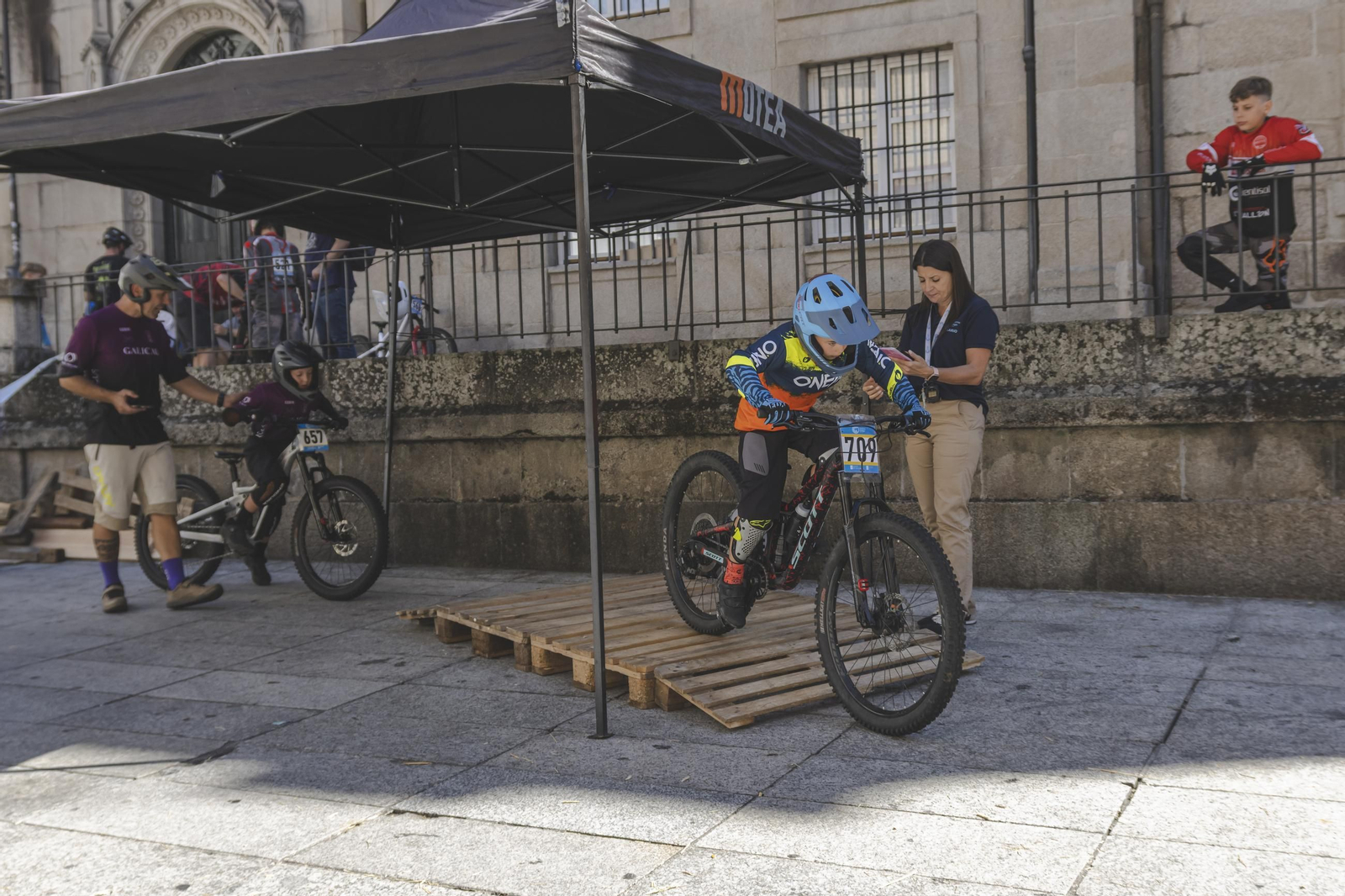 Los bikers, cuesta abajo, pero con frenos por el Casco Vello de Ourense
