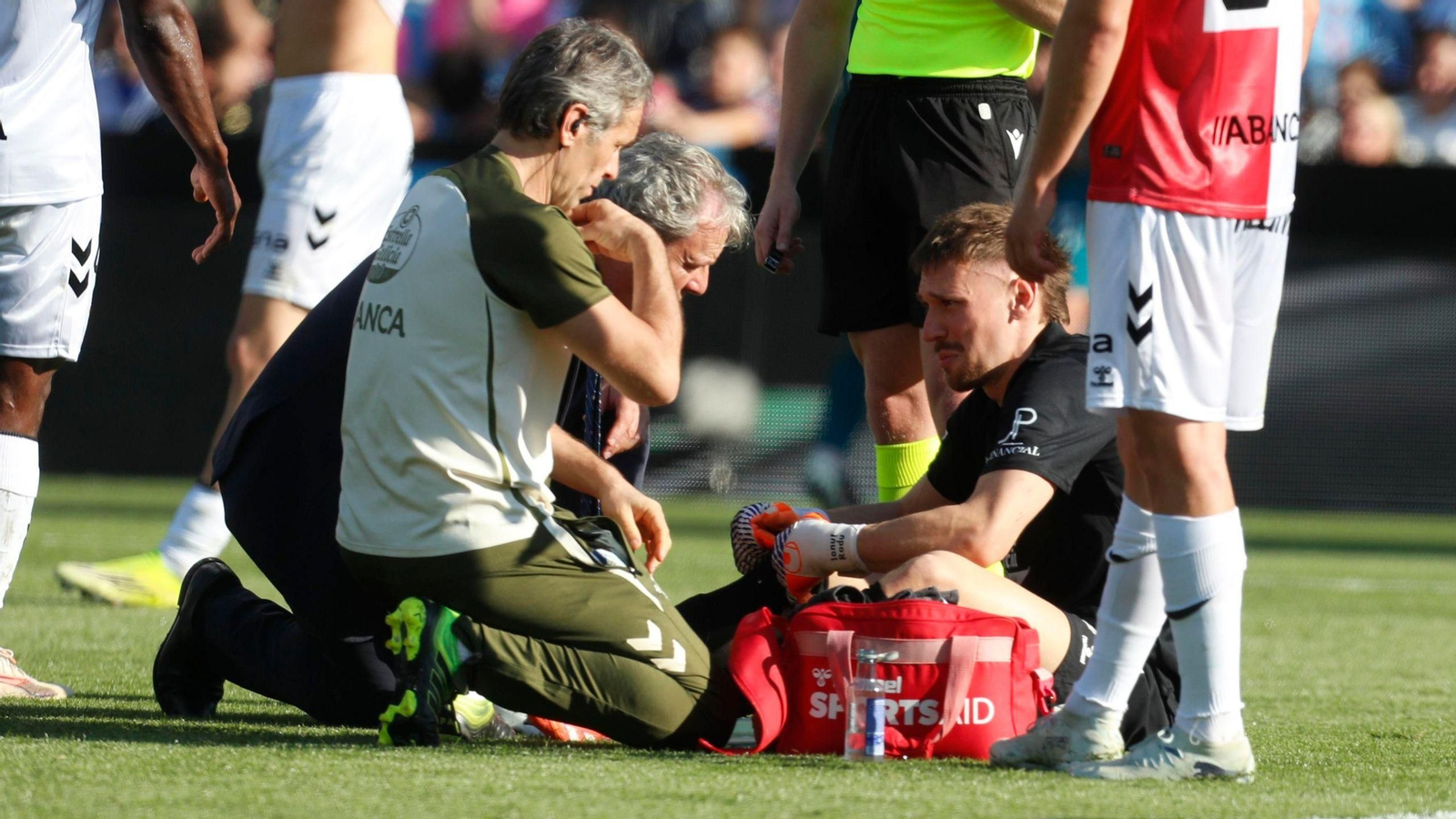 Radu, siendo atendido por los servicios médicos del Celta ante el Alavés.