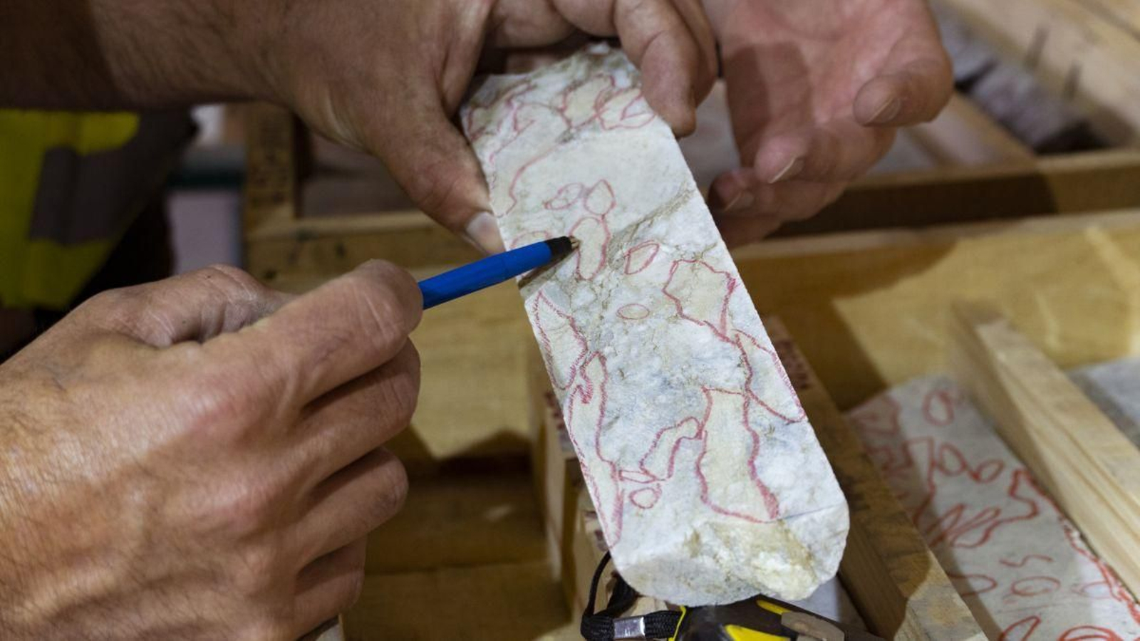 Mineral de litio localizado en una prospección realizada en Doade.