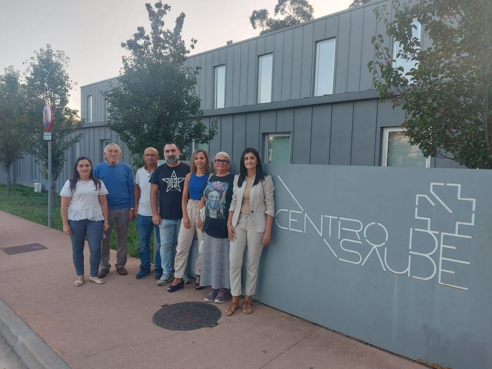 La parlamentaria Noelia Otero con Verónica Tourón, Gela Ledo y miembros de la agrupación socialista.