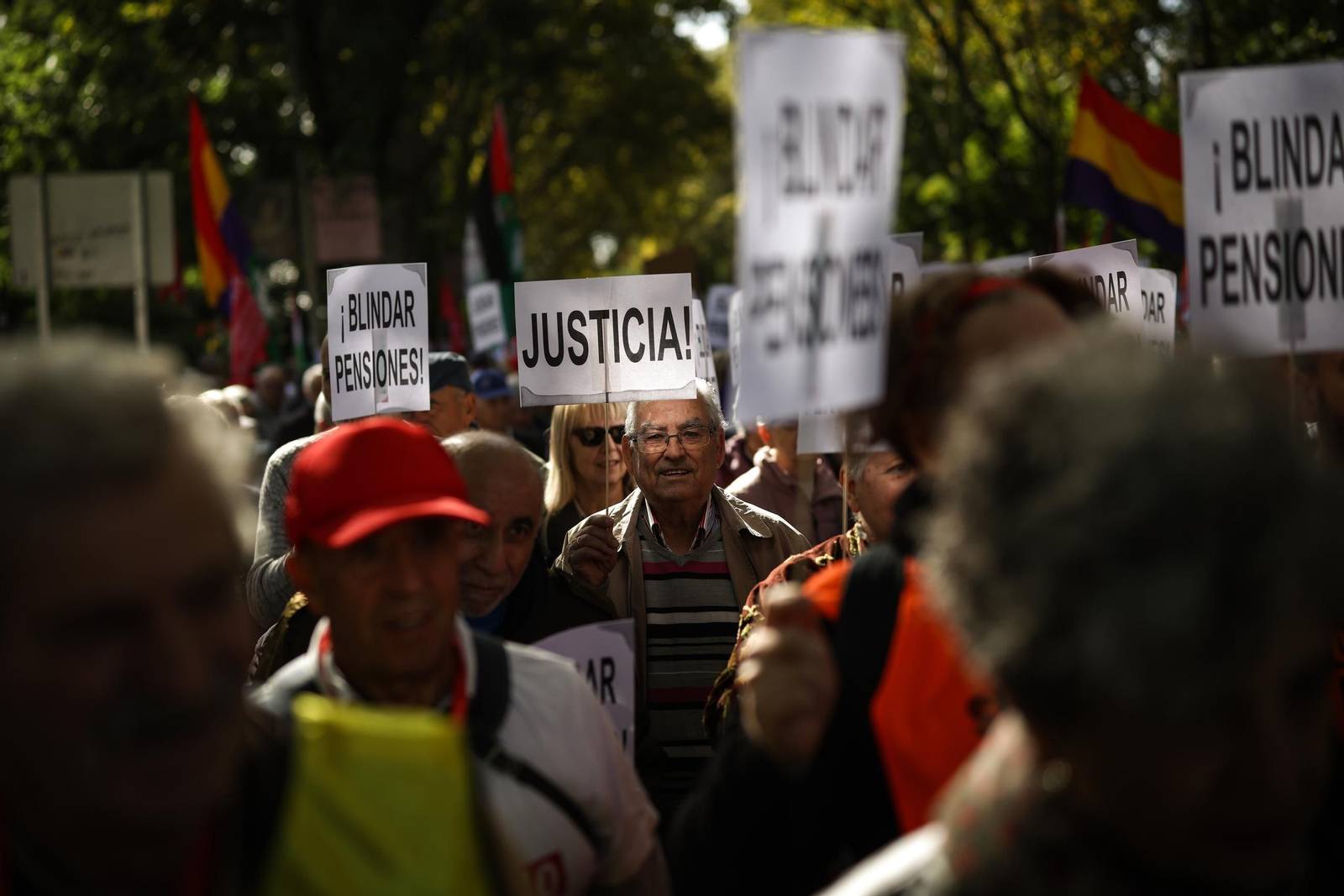 Galería | Miles de pensionistas se unen en Madrid para exigir la subida del 6%
