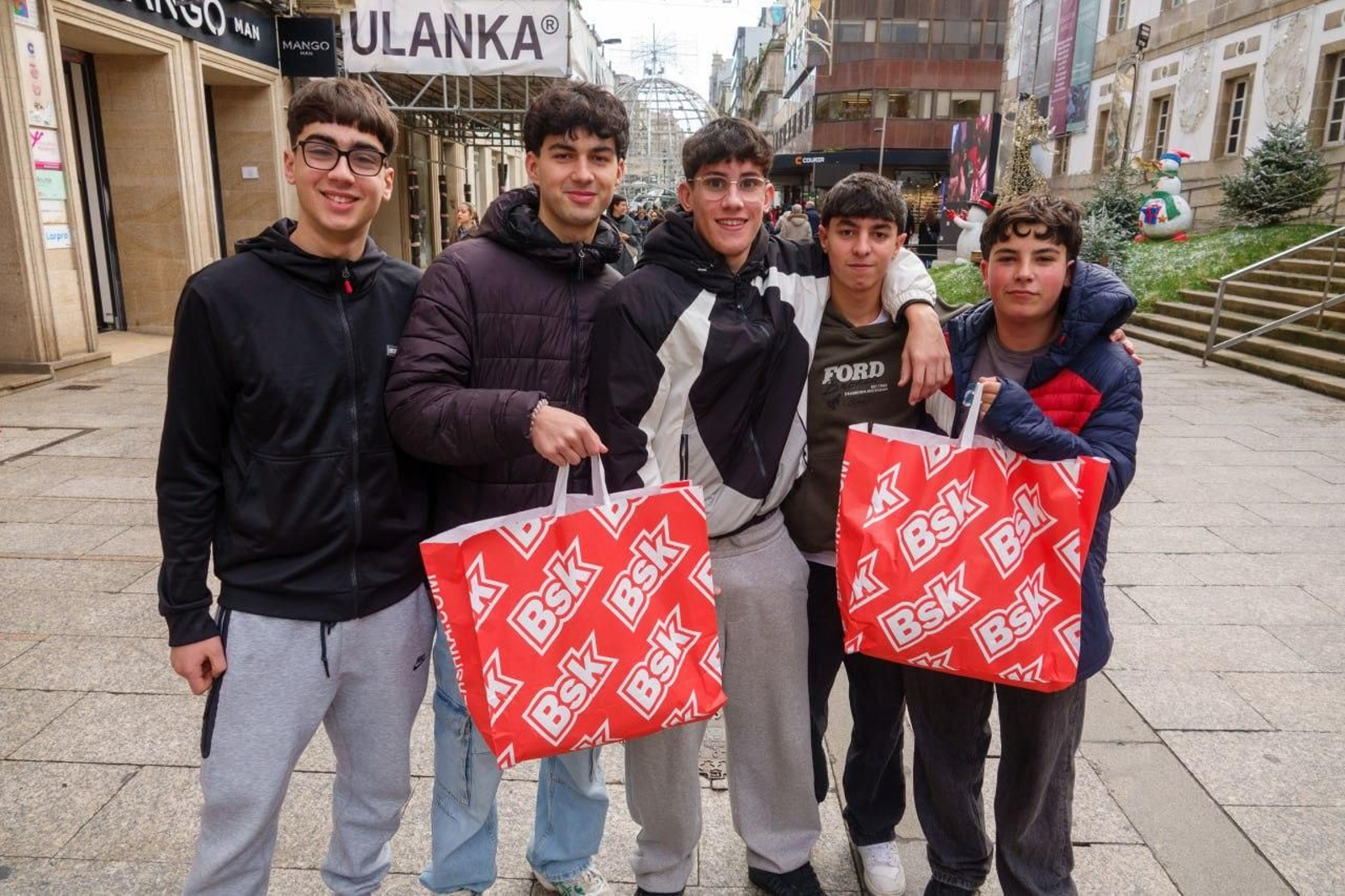 Galería | Los vigueses, con la tradición de las rebajas de enero