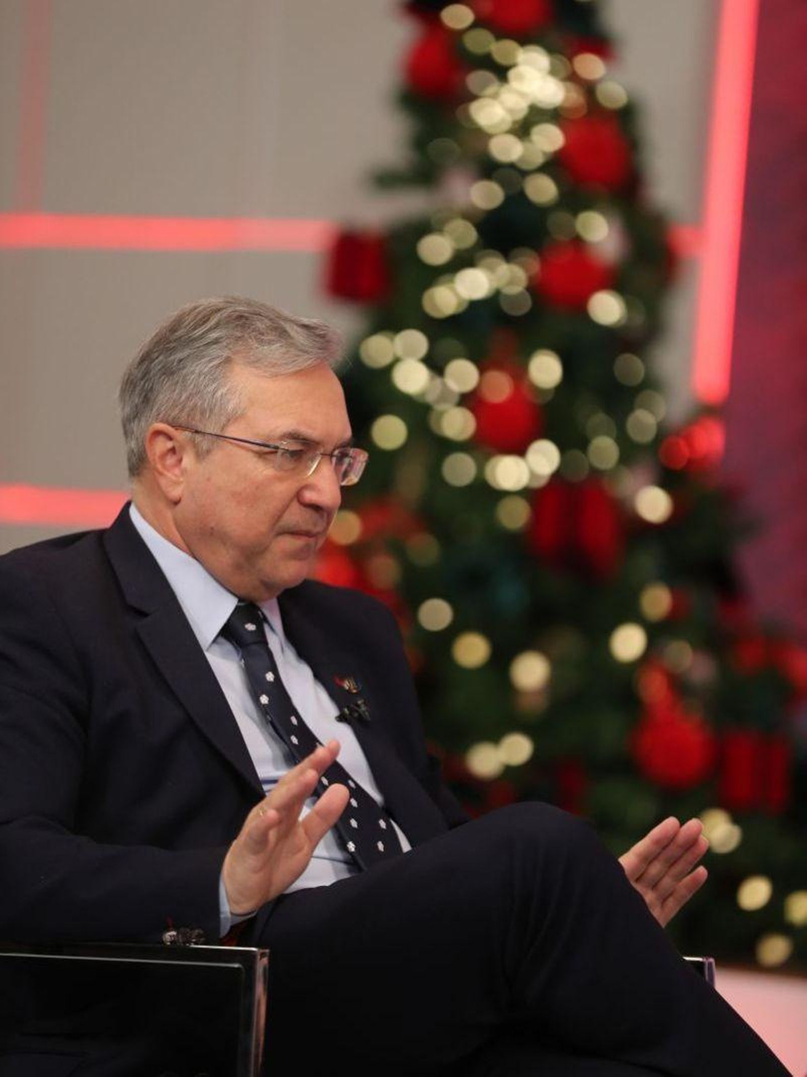 Luis Menor durante a entrevista realizada nos estudos de Telemiño.