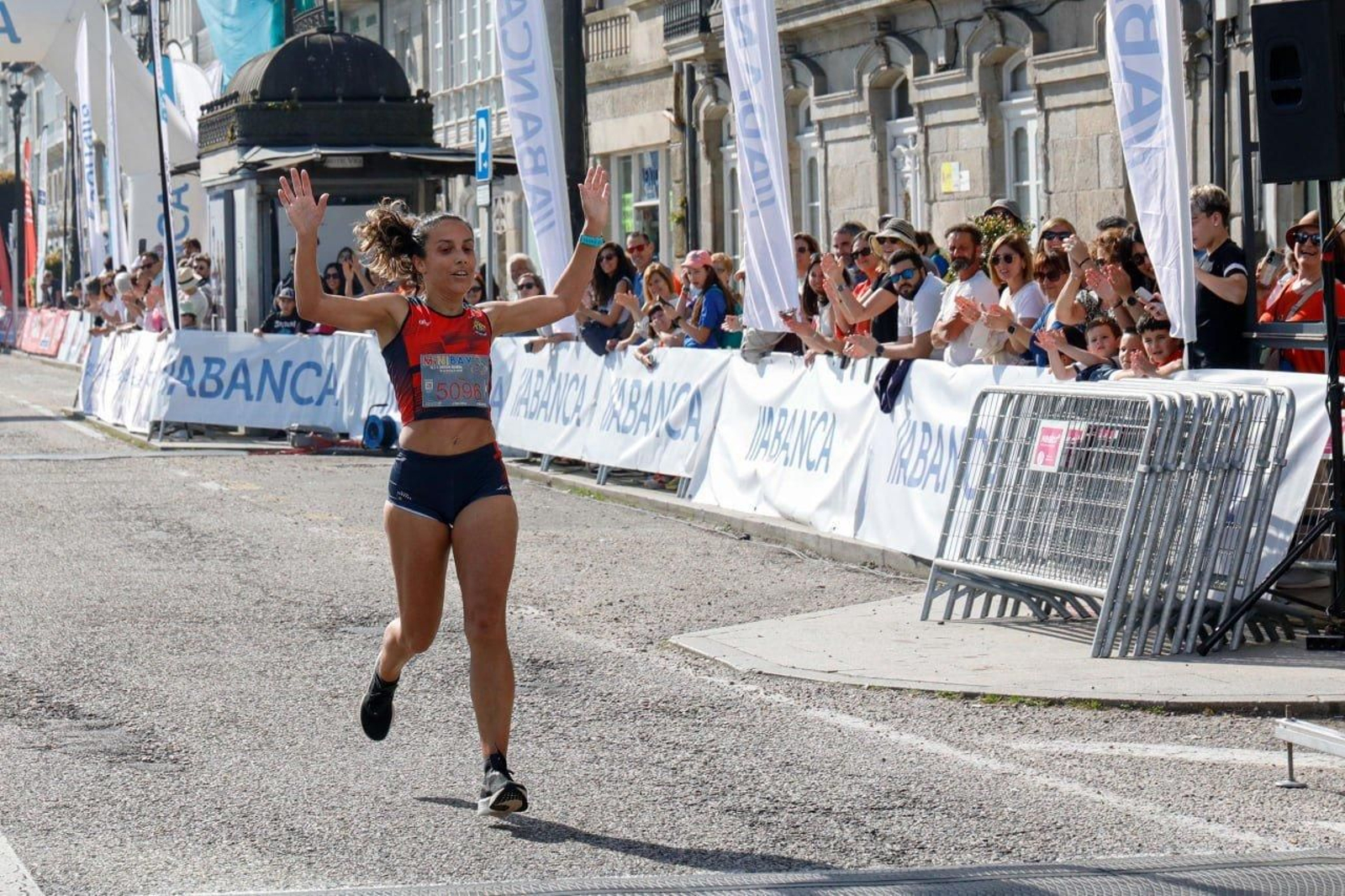 Llegada a la meta de los participantes en la Vig-Bay 2024.