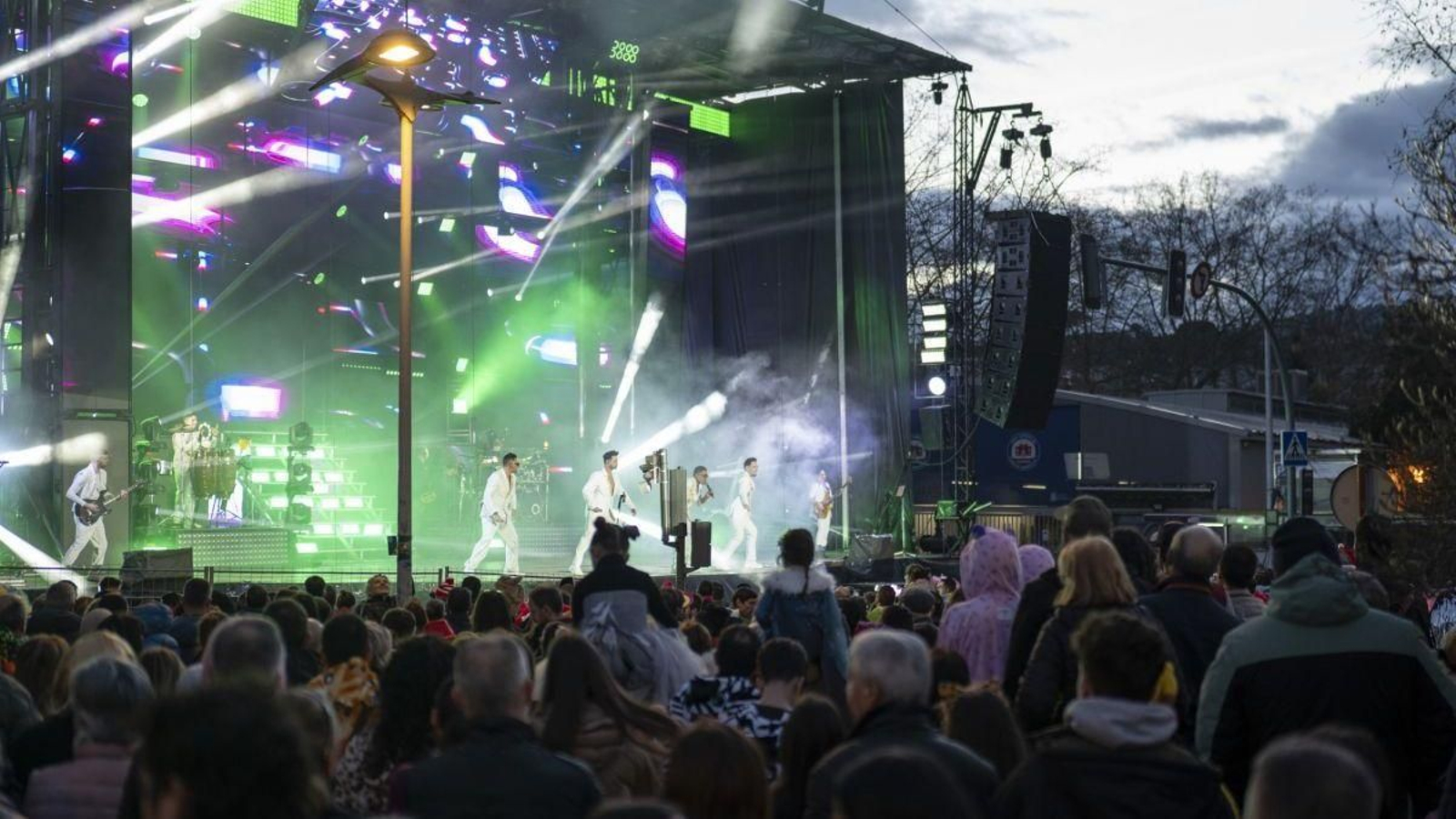 Actuación de la orquesta París de Noia.