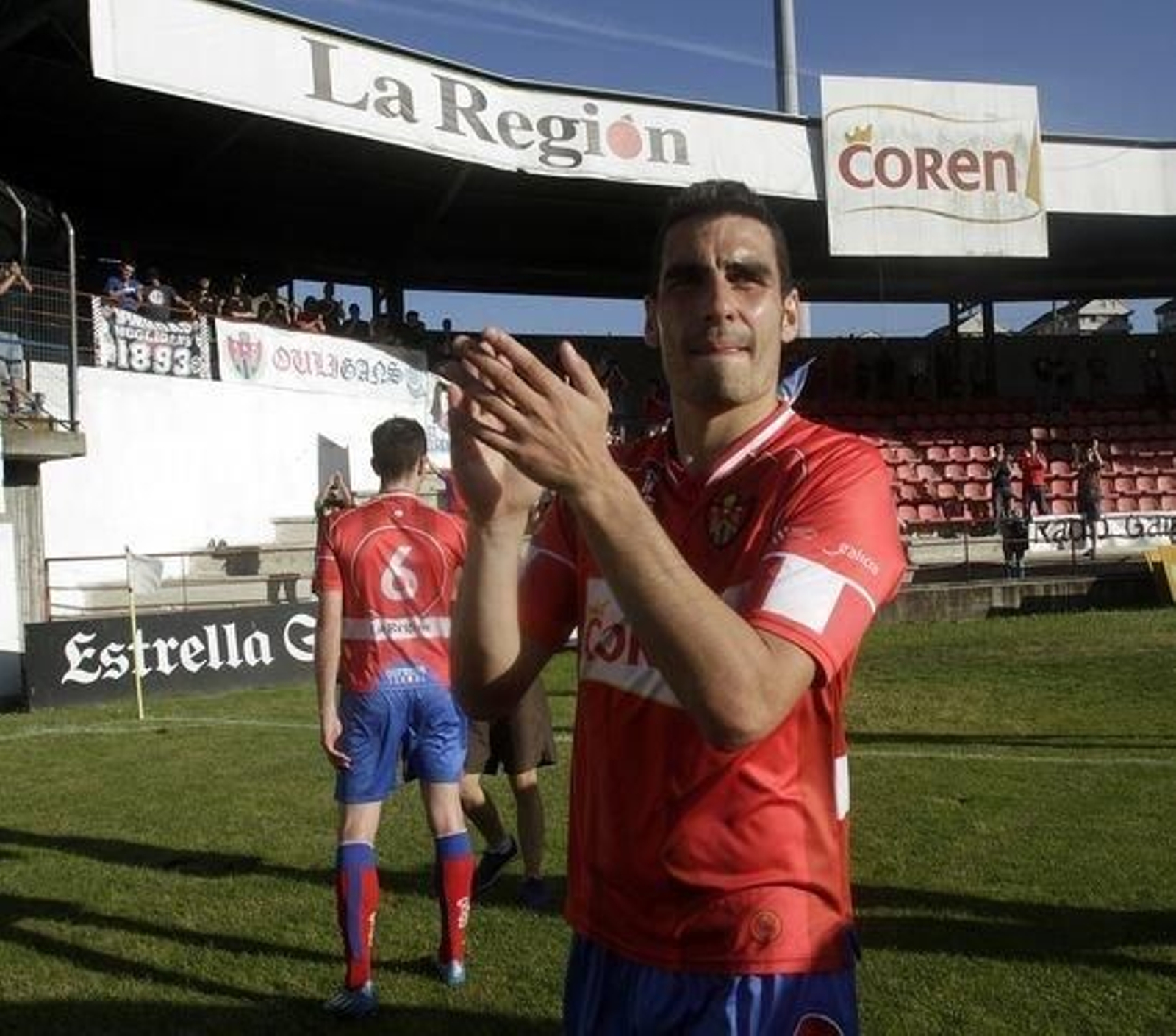 Dani Portela aplaudiendo al final del partido.