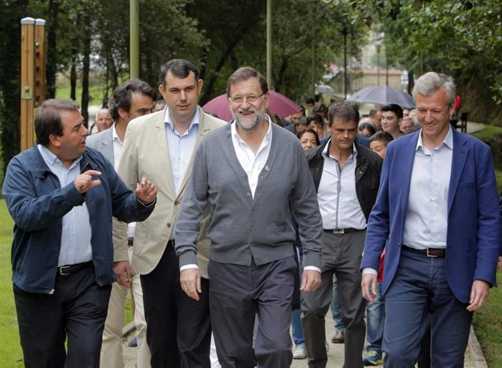El presidente del Gobierno, Mariano Rajoy, conversa con el presidente provincial del PP en A Coruña Carlos Negreira.