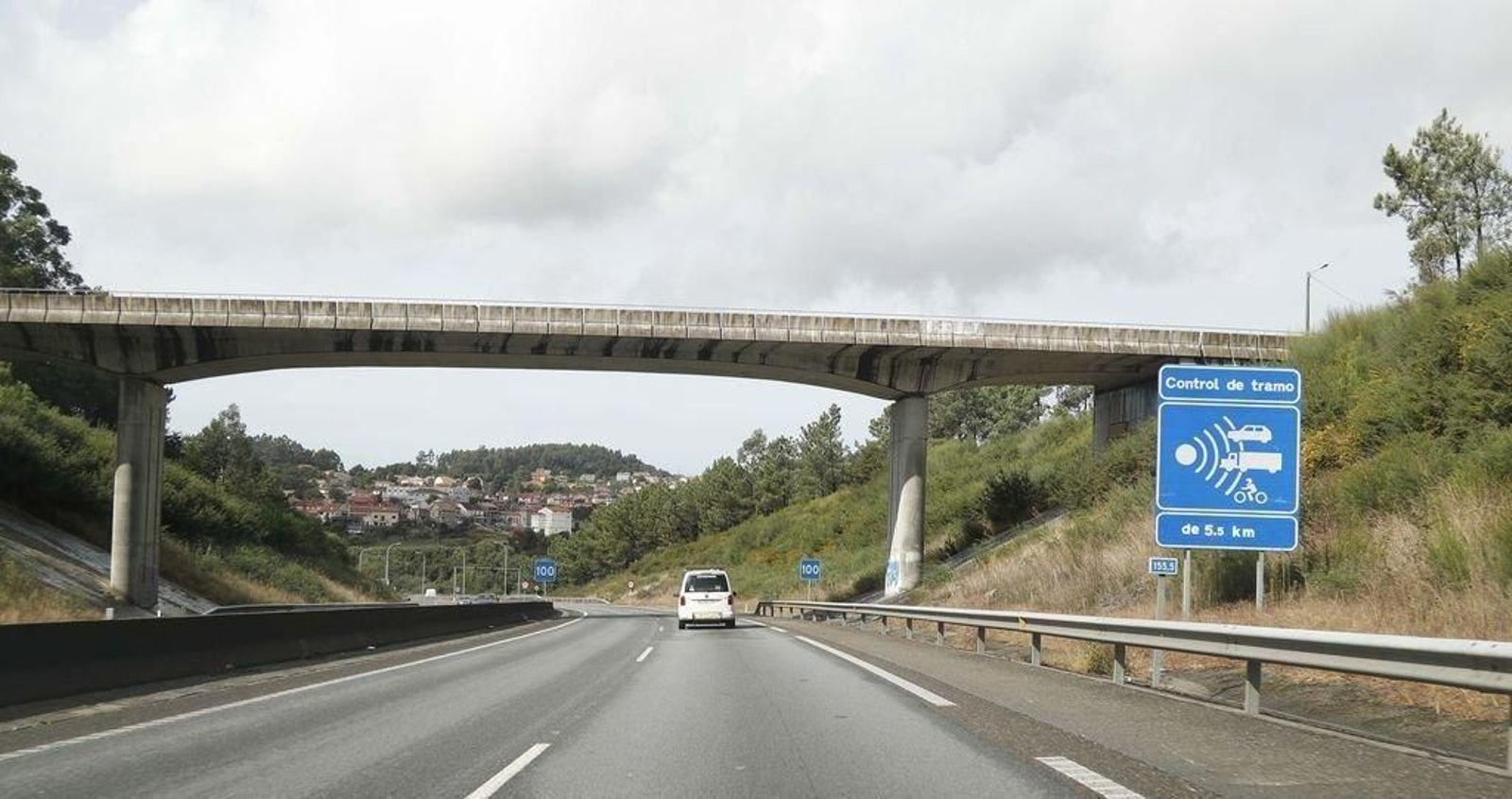 El aviso del radar de tramo ante los túneles de Candeán y A Madroa de la autopista.