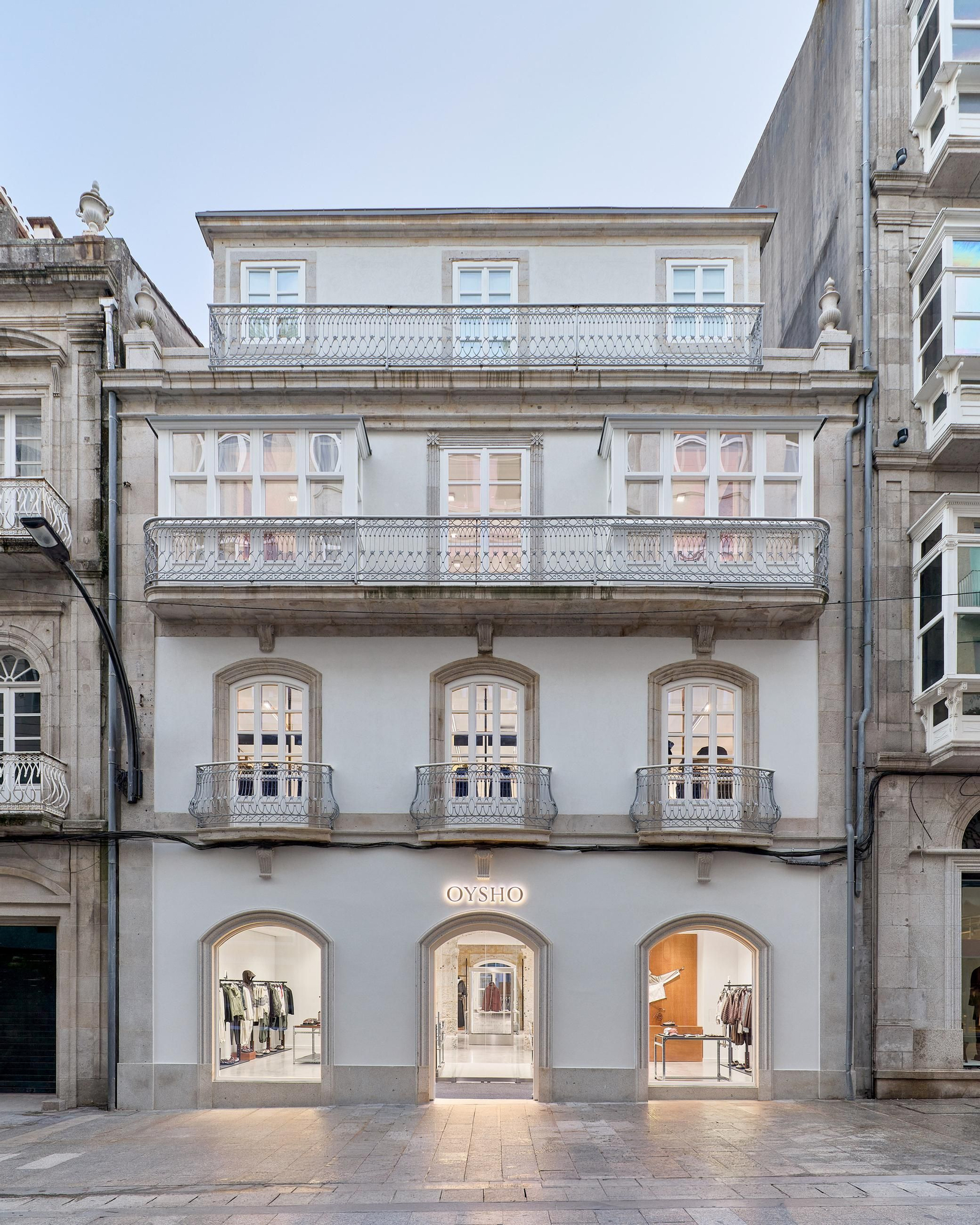 Galería | La nueva tienda de Oysho en Vigo ocupa un edificio emblemático en Príncipe