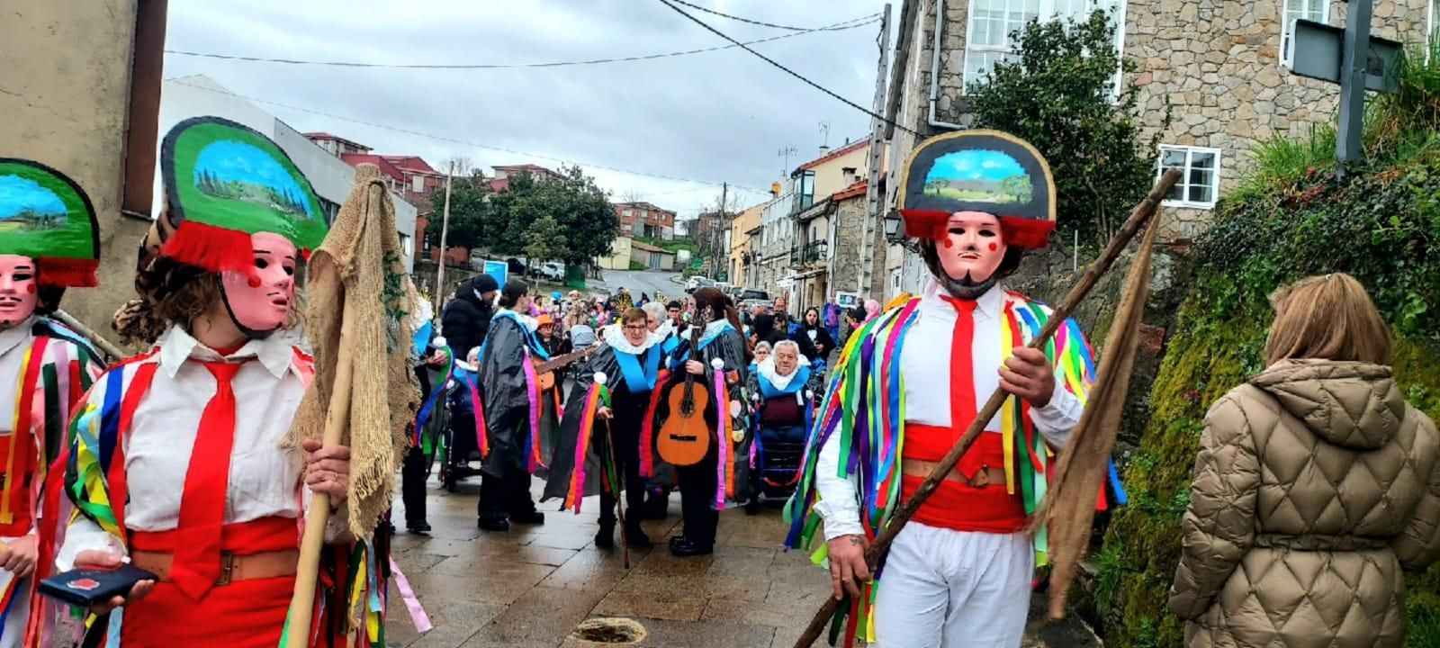 Galería | O gran desfile do Luns de Entroido en Vilardevós protagonizárono os maiores e os chocalleiros