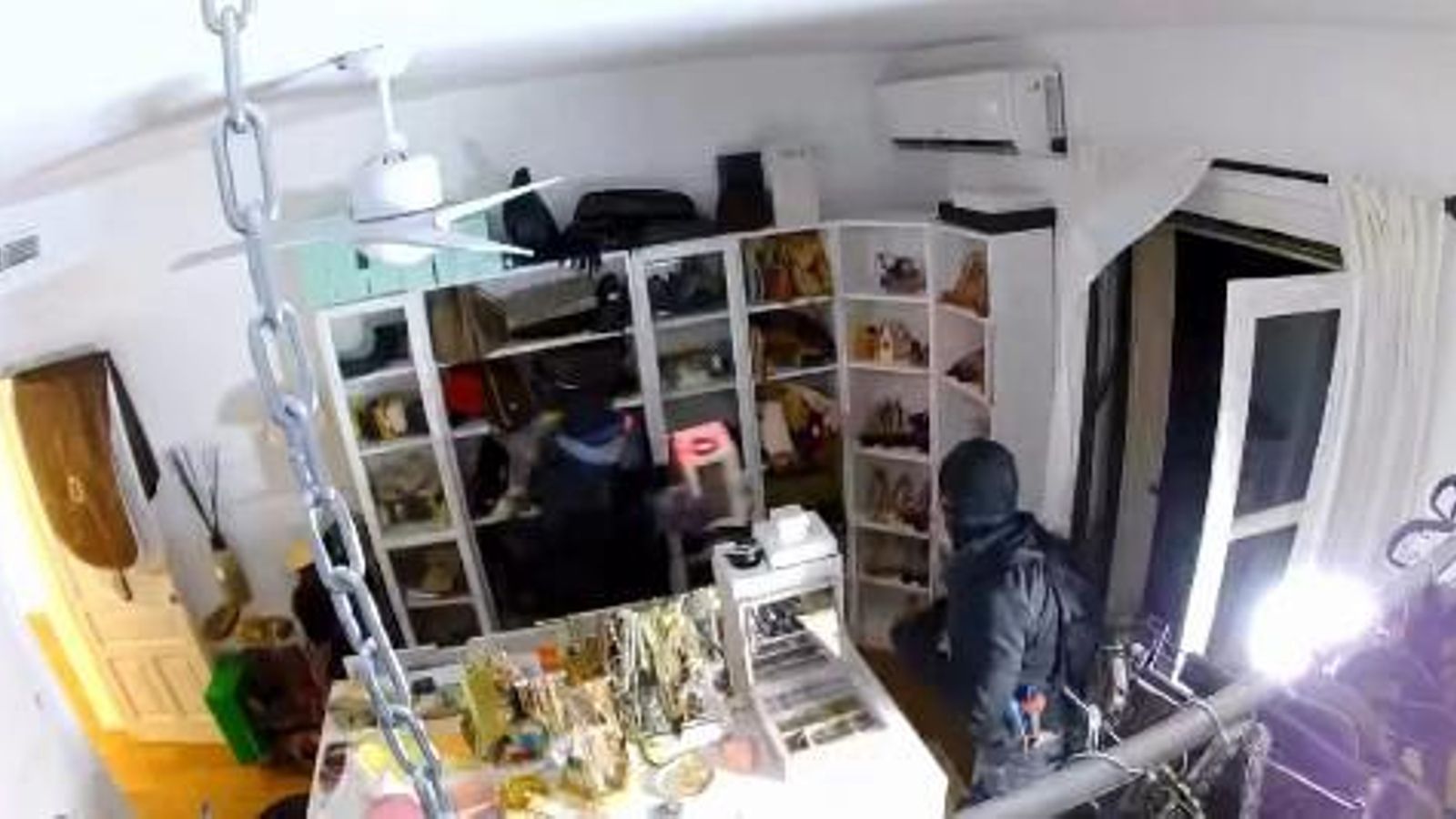 Los ladrones en la vivienda de Rocío Osorno.