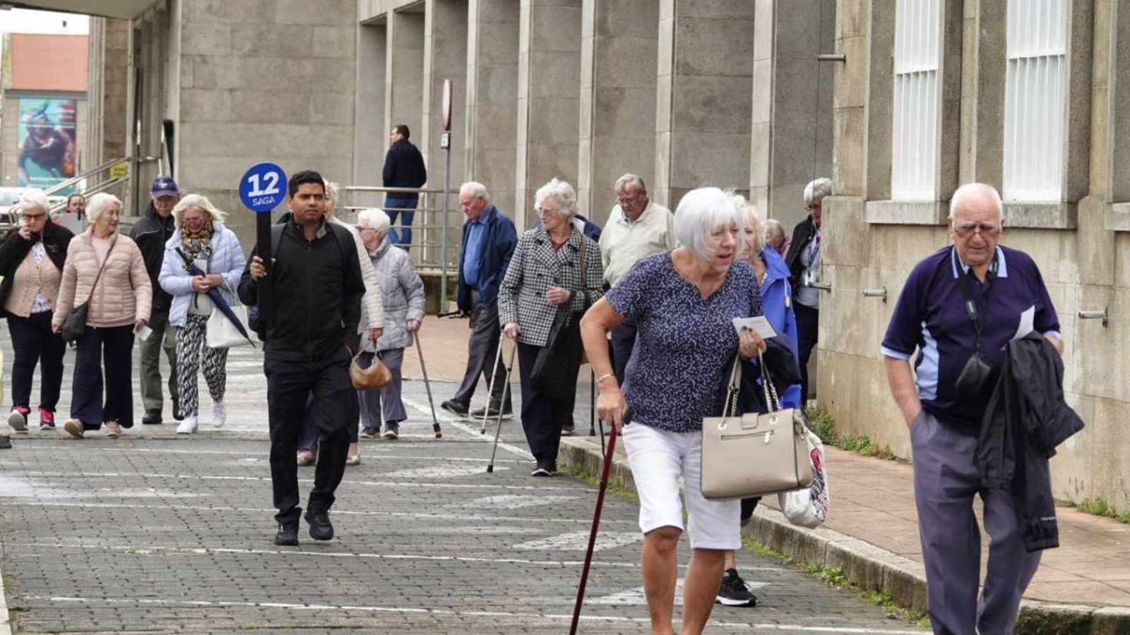 Viajeros, ayer desembarcando del crucero atracado en Vigo.