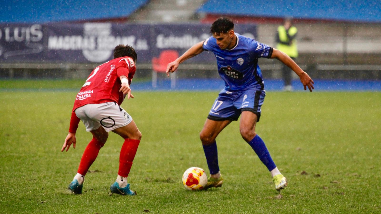 Galería | Tarde de frío y lluvia en O Couto entre Ourense CF y Unionistas de Salamanca
