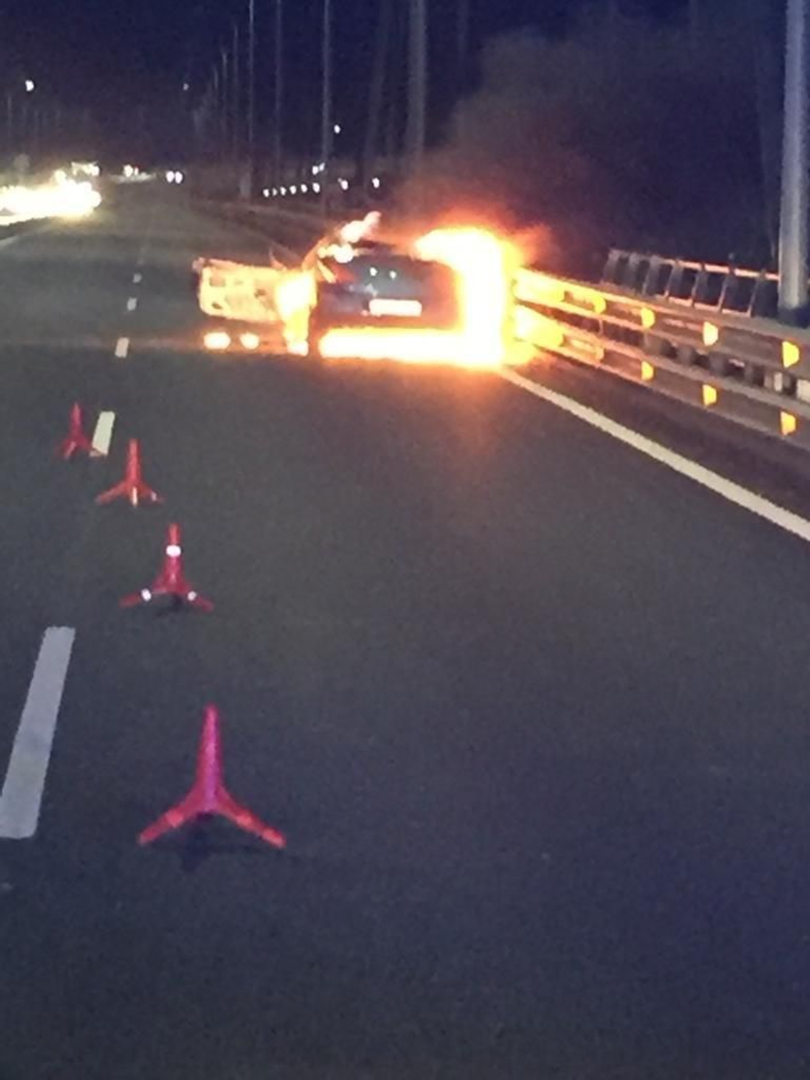 Arde un coche en el medio del puente de Rande // Alberte