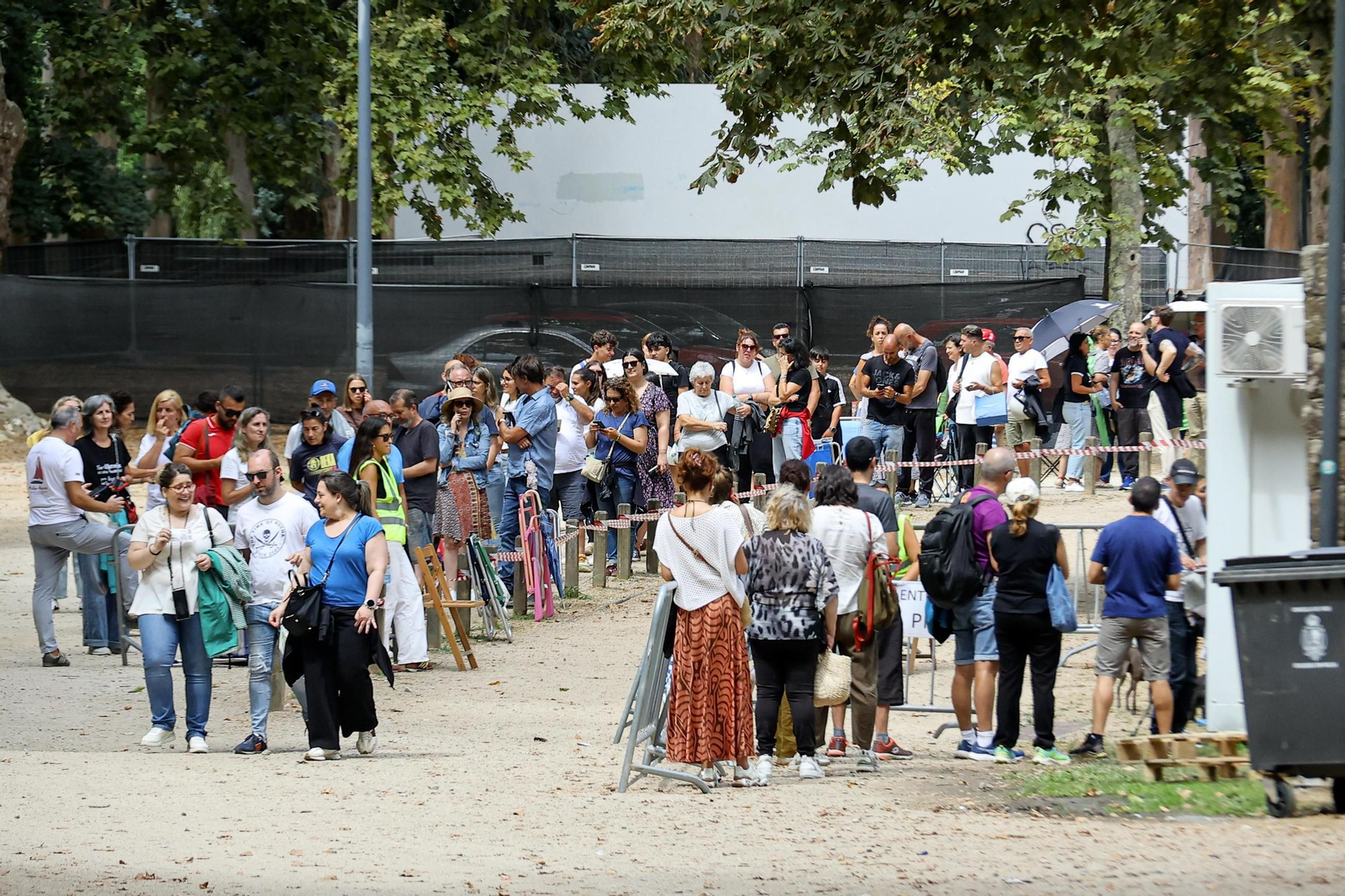 Largas colas en Castrelos para comprar las entradas para el concierto de Viva Suecia.