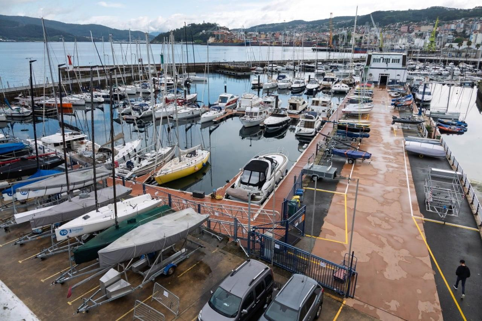 Imagen de embarcaciones de recreo en sus plazas en el puerto del Real Club Náutico de Vigo.